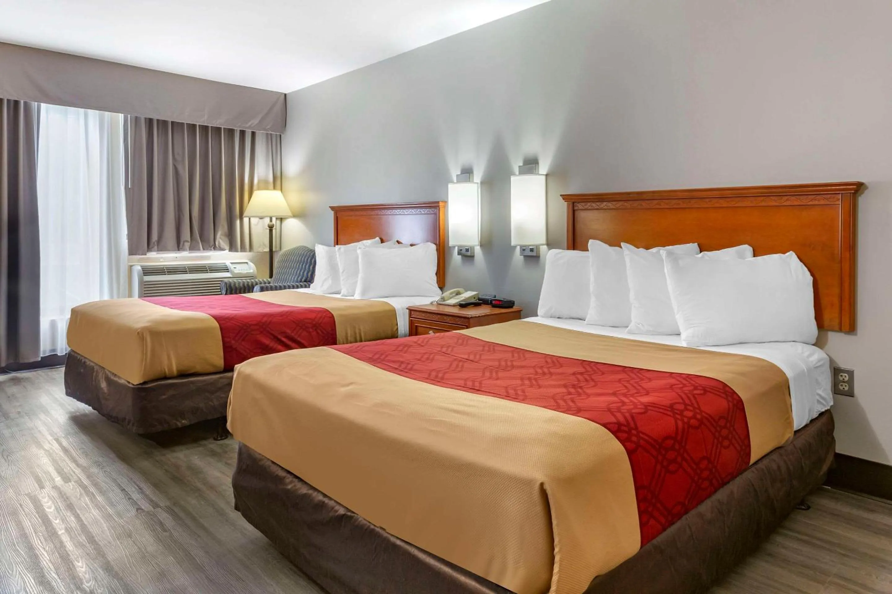 Bedroom, Bed in Econo Lodge & Suites Southern Pines - Pinehurst