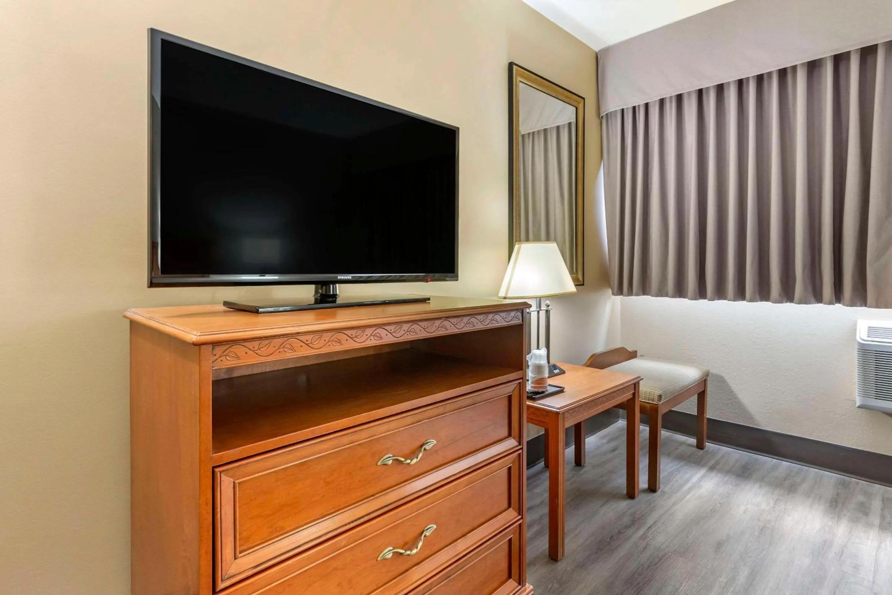 Bedroom in Econo Lodge & Suites Southern Pines - Pinehurst