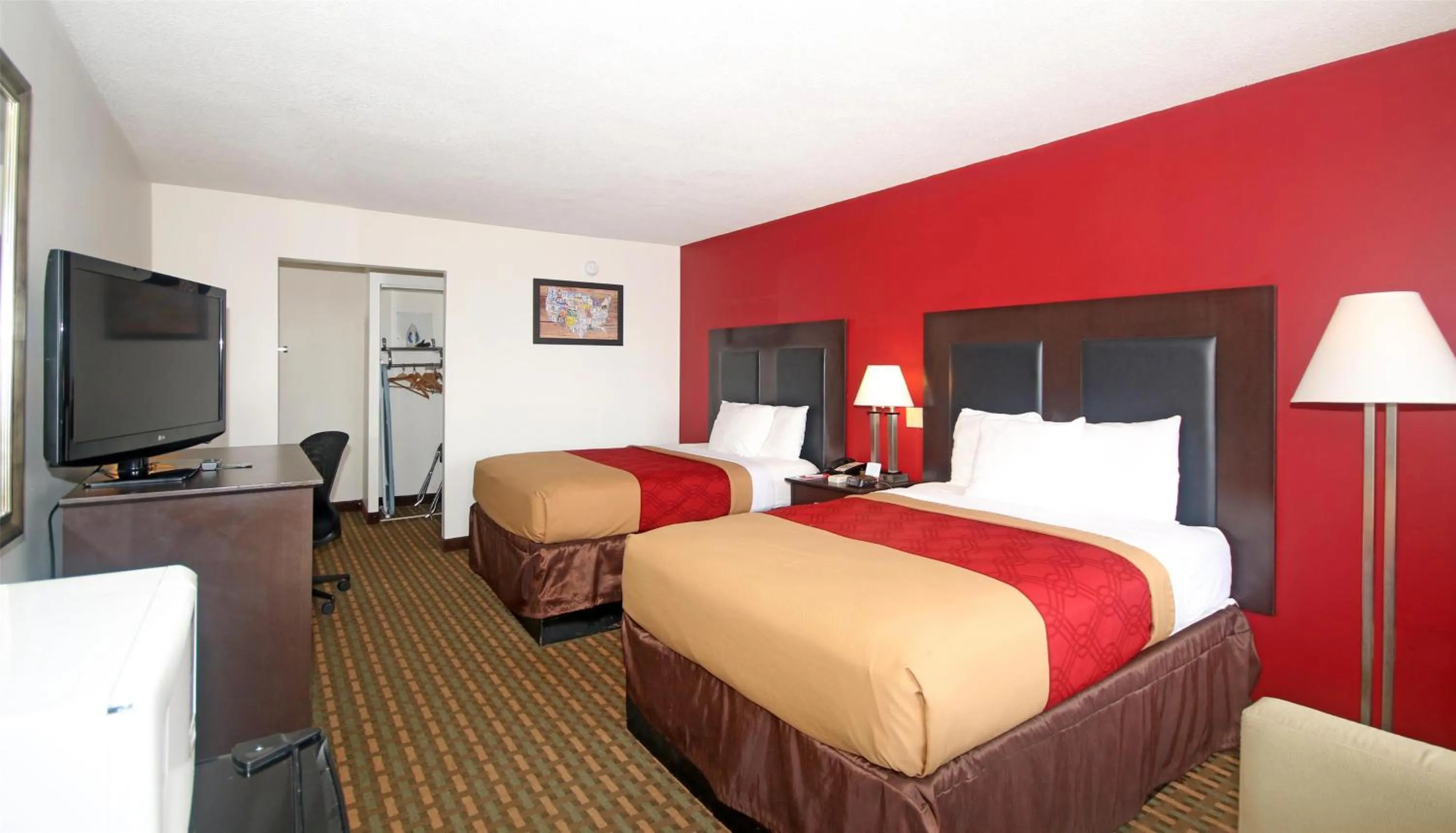 Bedroom, Bed in Americas Best Value Inn Pilot Mountain