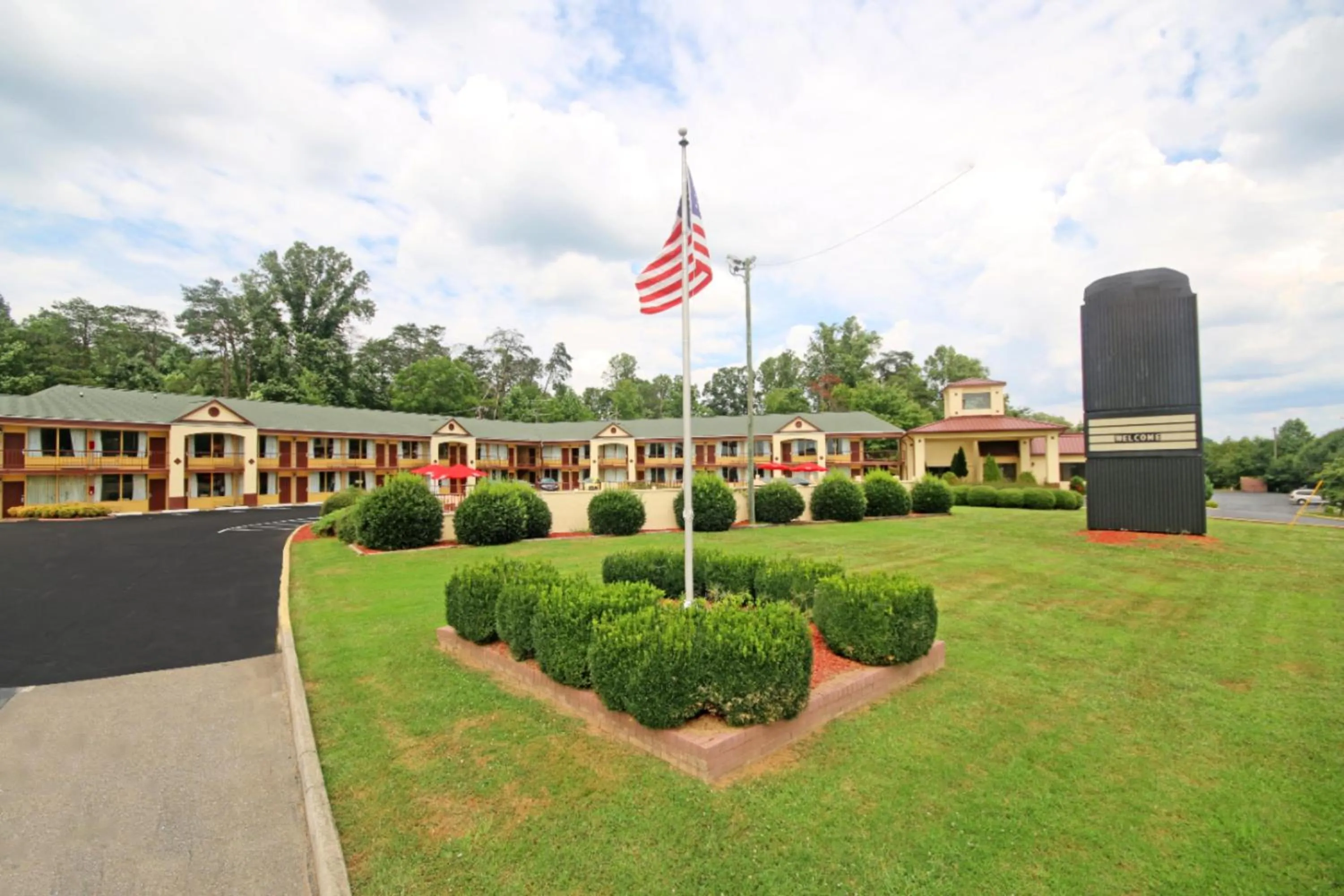 Property building in Econo Lodge Inn And Suites - Pilot Mountain