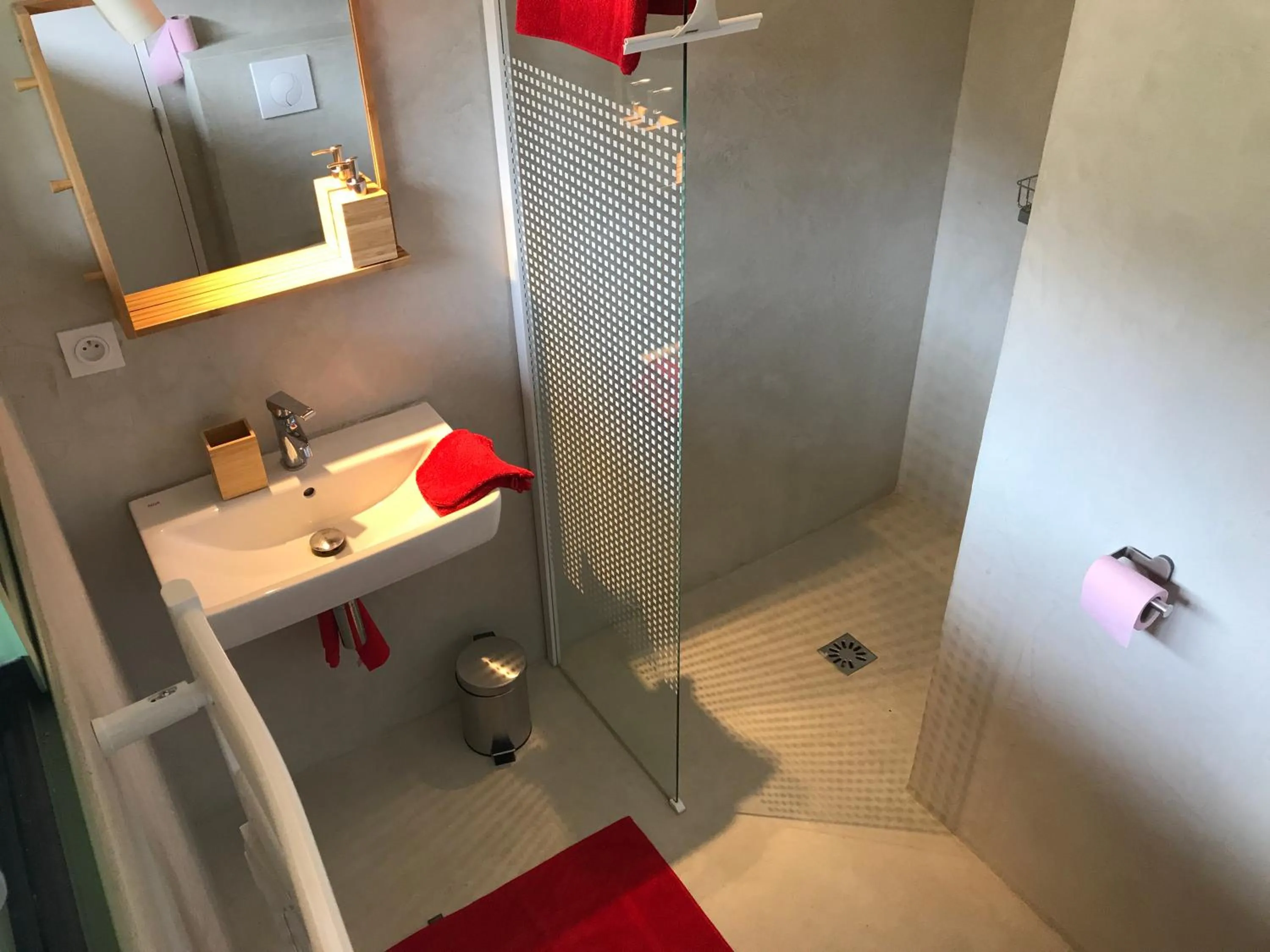Shower in Les chambres de la Dourbie