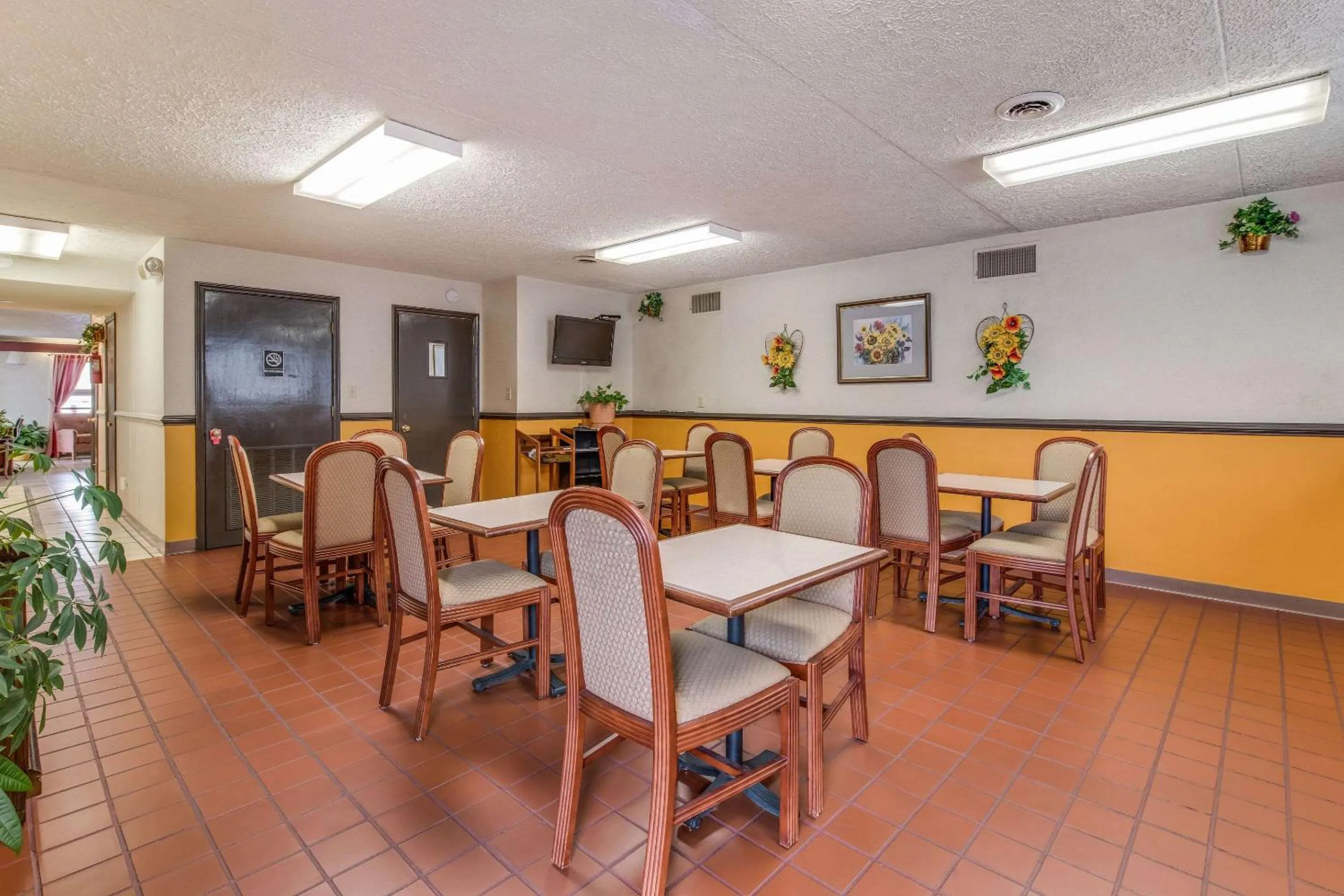 Restaurant/places to eat in Econo Lodge Eden