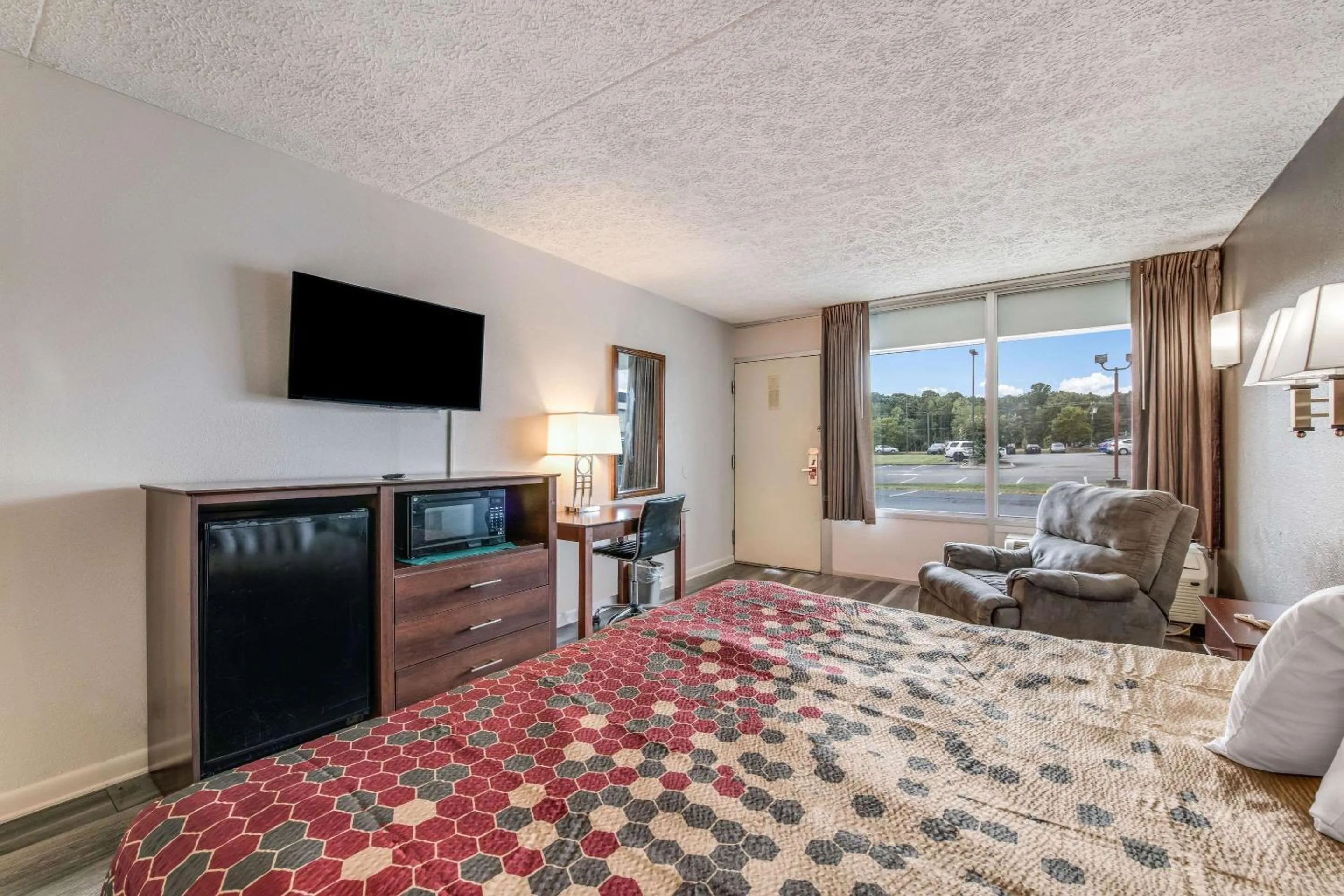 Photo of the whole room, Bed in Econo Lodge Eden