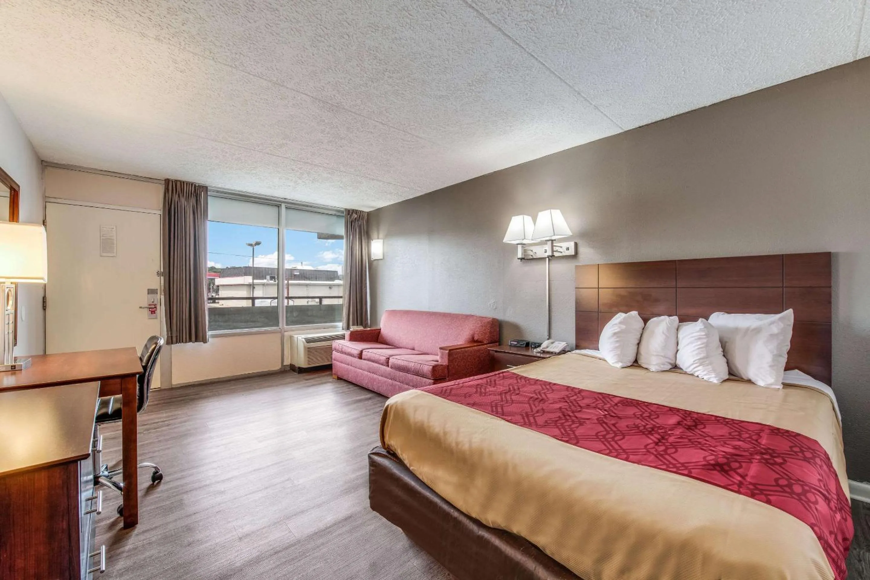 Photo of the whole room, Bed in Econo Lodge Eden