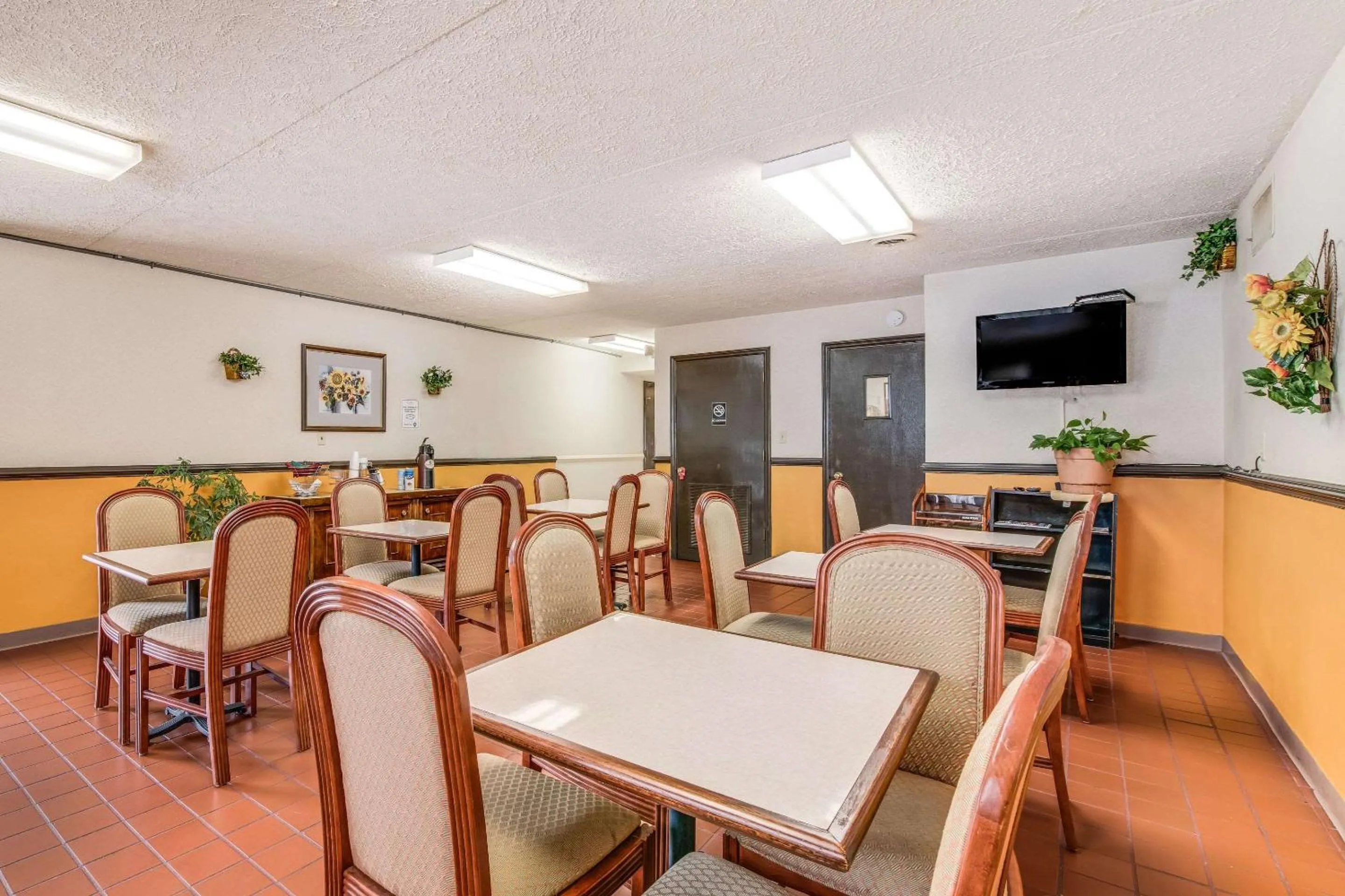 Restaurant/places to eat in Econo Lodge Eden