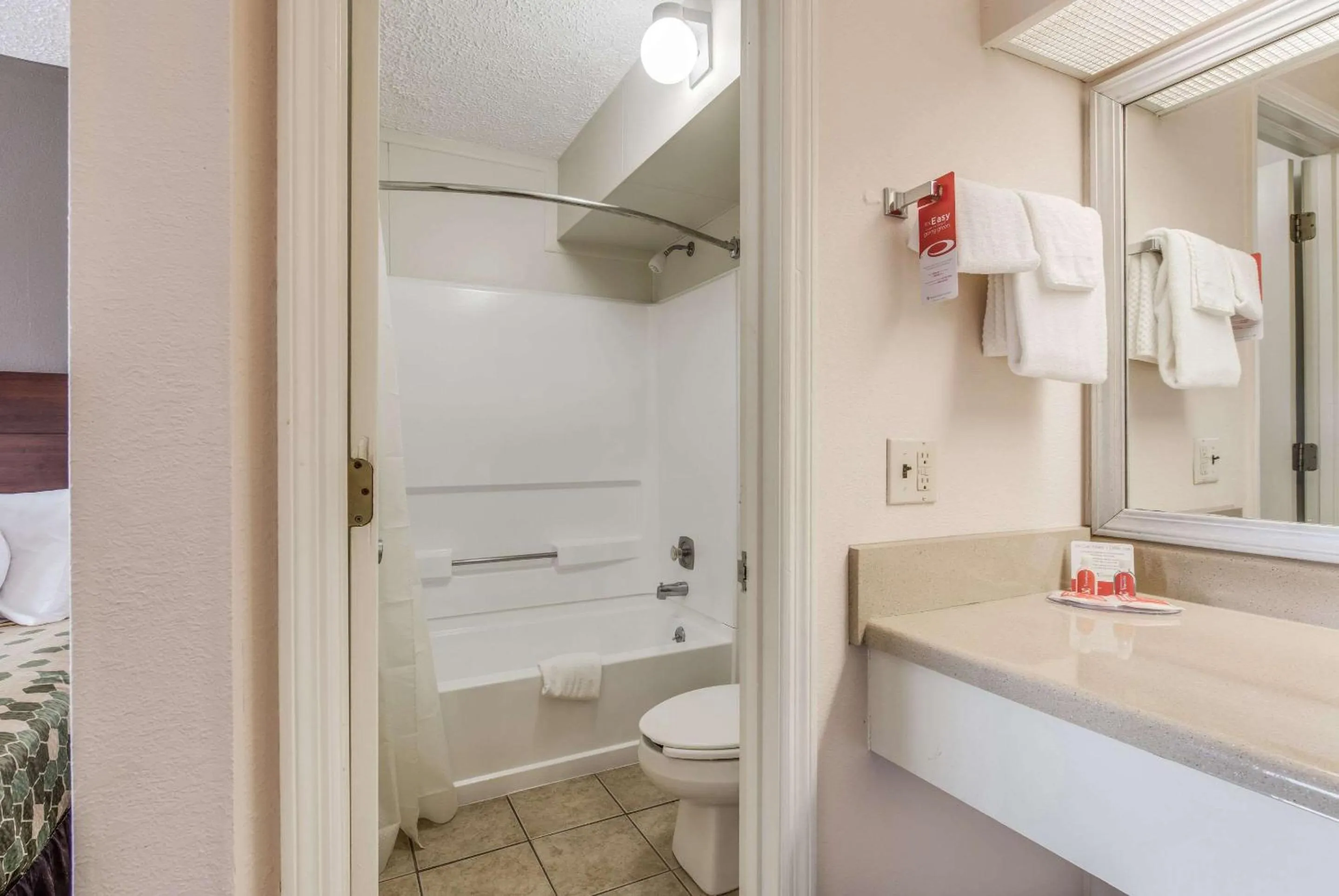 Bathroom in Econo Lodge Eden