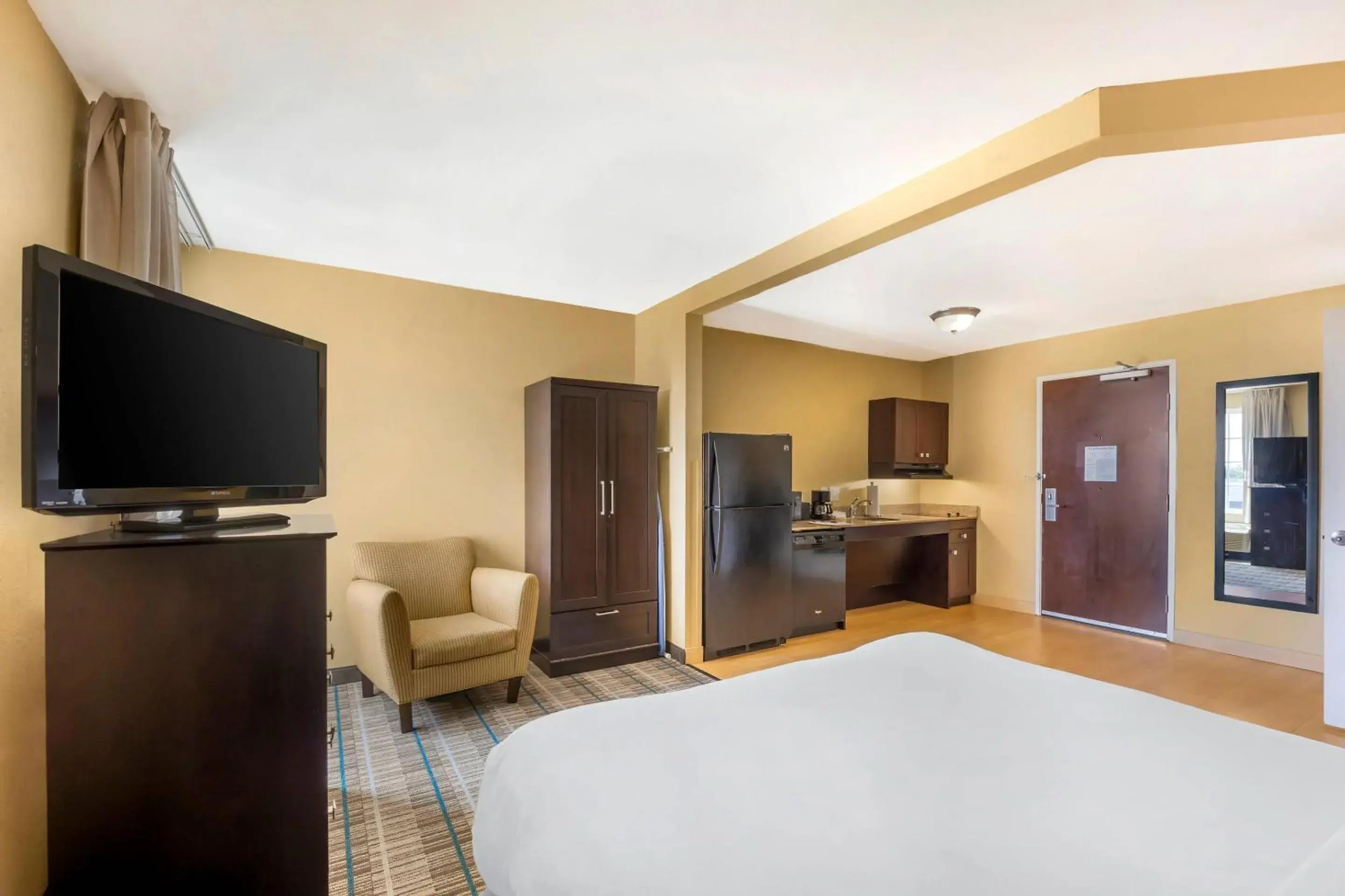 Bedroom, Bed in MainStay Suites Jacksonville near Camp Lejeune Bedroom, Bed in MainStay Suites Jacksonville near Camp Lejeune