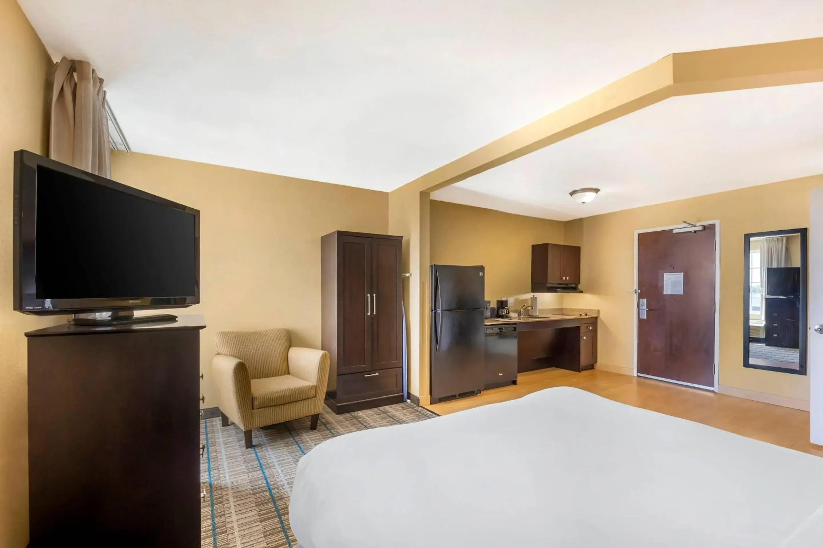 Bedroom, Bed in MainStay Suites Jacksonville near Camp Lejeune Bedroom, Bed in MainStay Suites Jacksonville near Camp Lejeune