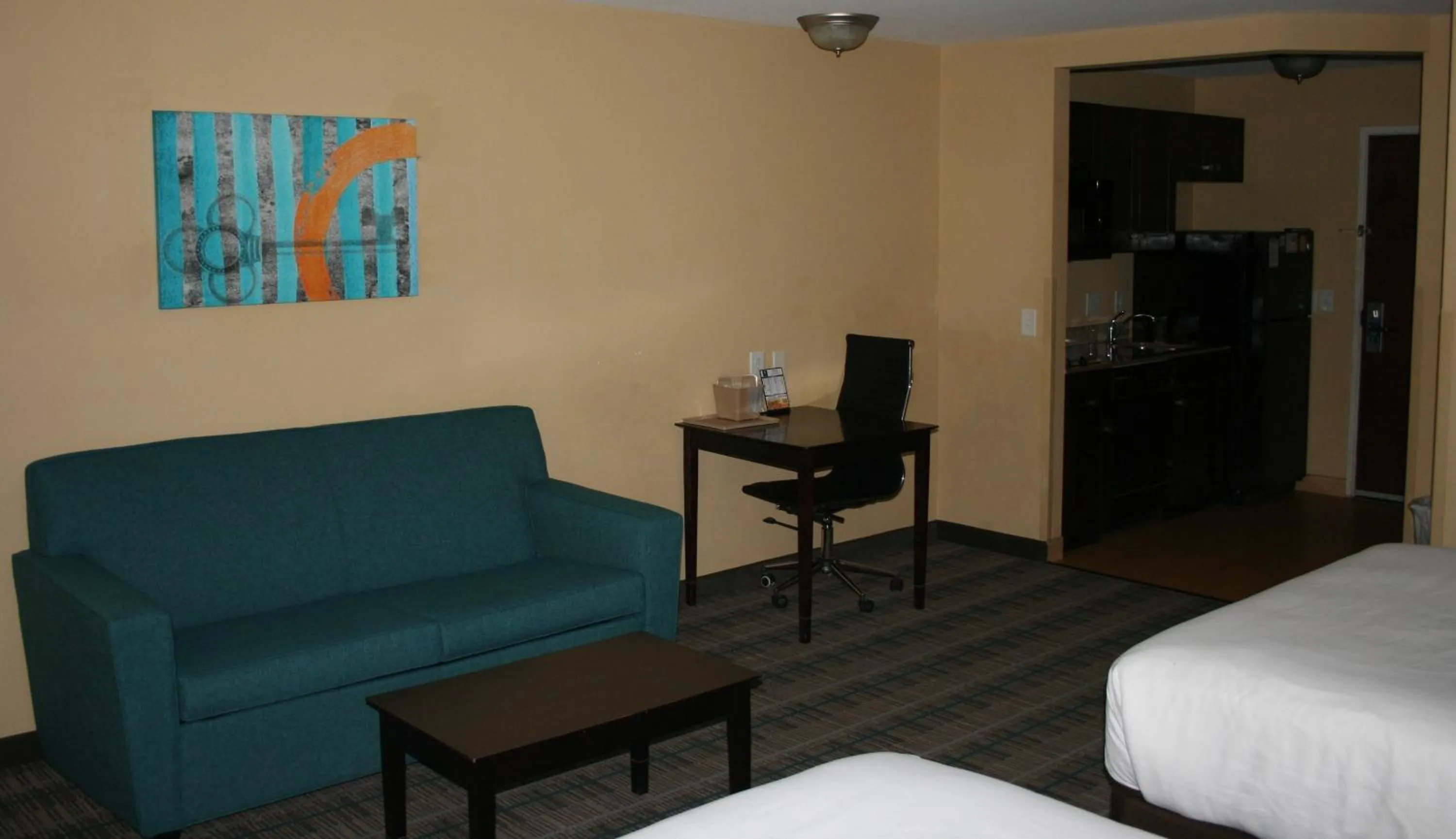Living room, Bed in MainStay Suites Jacksonville near Camp Lejeune