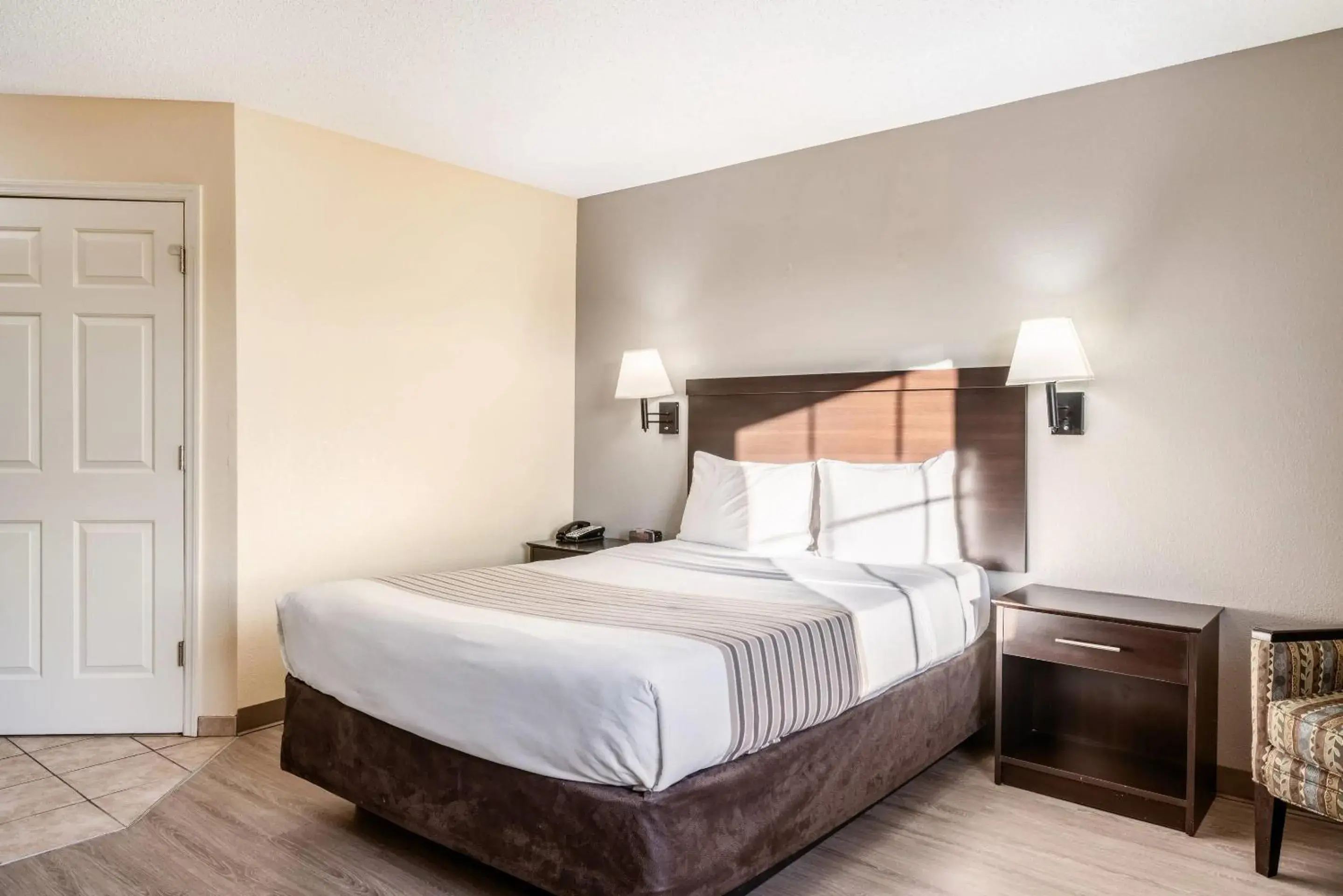 Efficiency Queen Room - Non-Smoking/Pet Friendly in Suburban Studios Near Camp Lejeune Efficiency Queen Room - Non-Smoking/Pet Friendly in Suburban Studios Near Camp Lejeune