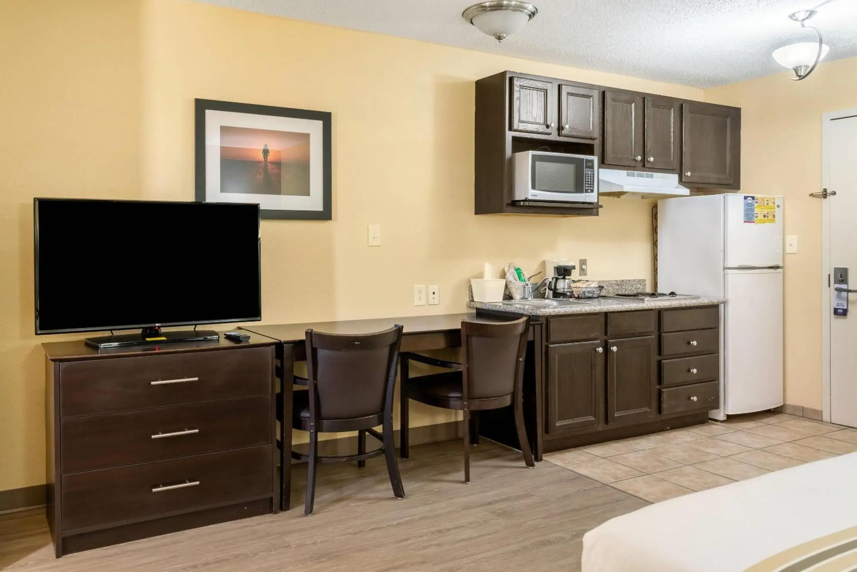 Queen Suite - Non-Smoking in Suburban Studios Near Camp Lejeune Queen Suite - Non-Smoking in Suburban Studios Near Camp Lejeune