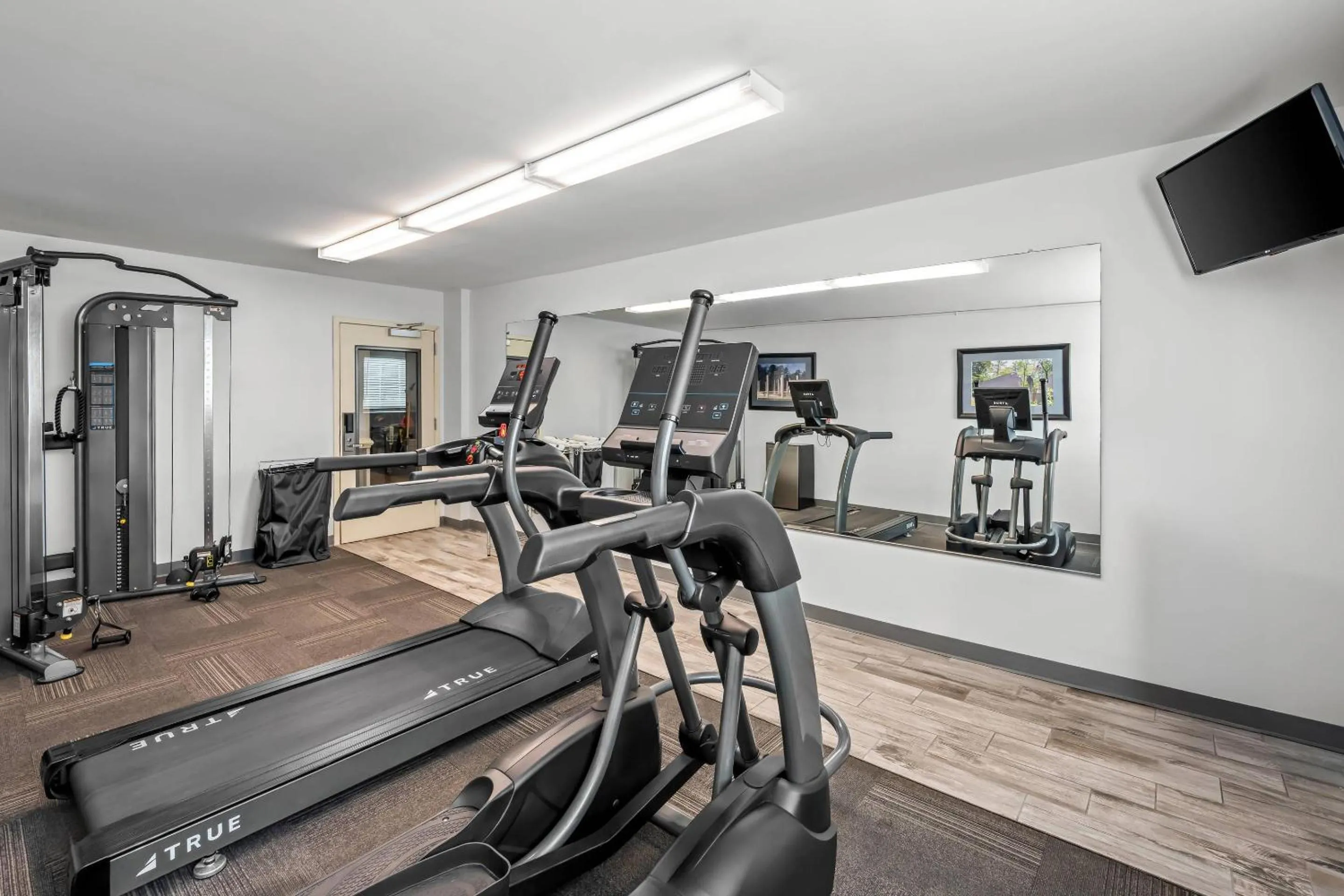 Fitness centre/facilities in Suburban Studios Near Camp Lejeune