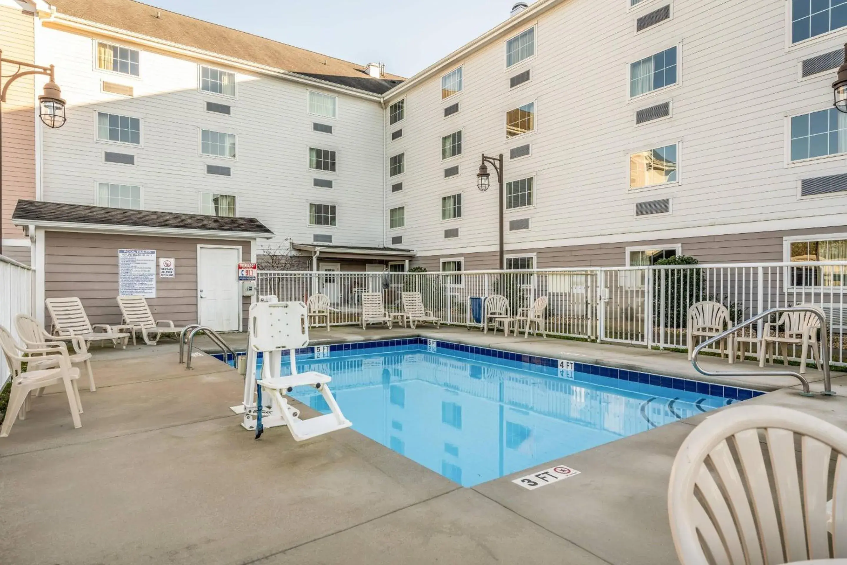 Swimming pool in Suburban Studios Near Camp Lejeune Swimming pool in Suburban Studios Near Camp Lejeune