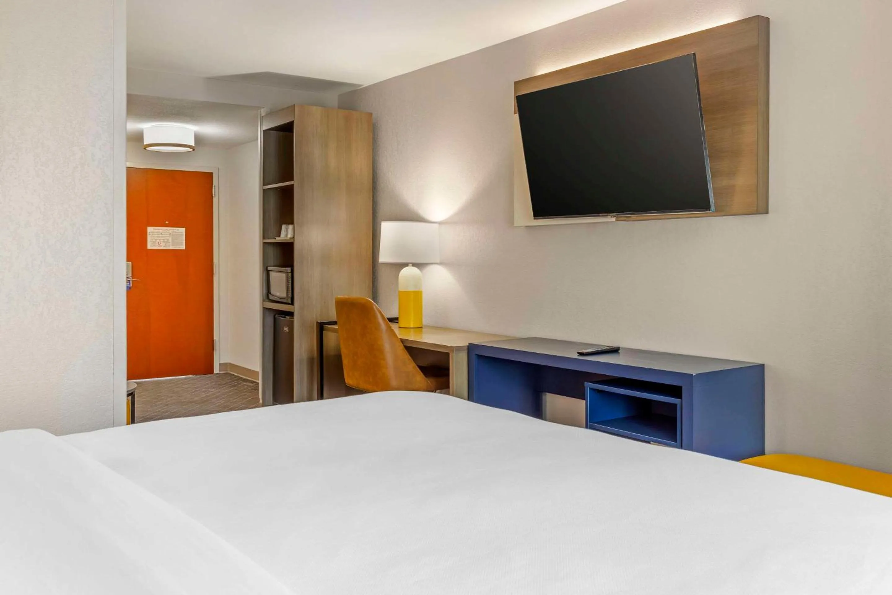 TV and multimedia, Bed in Comfort Suites Whitsett - Greensboro East