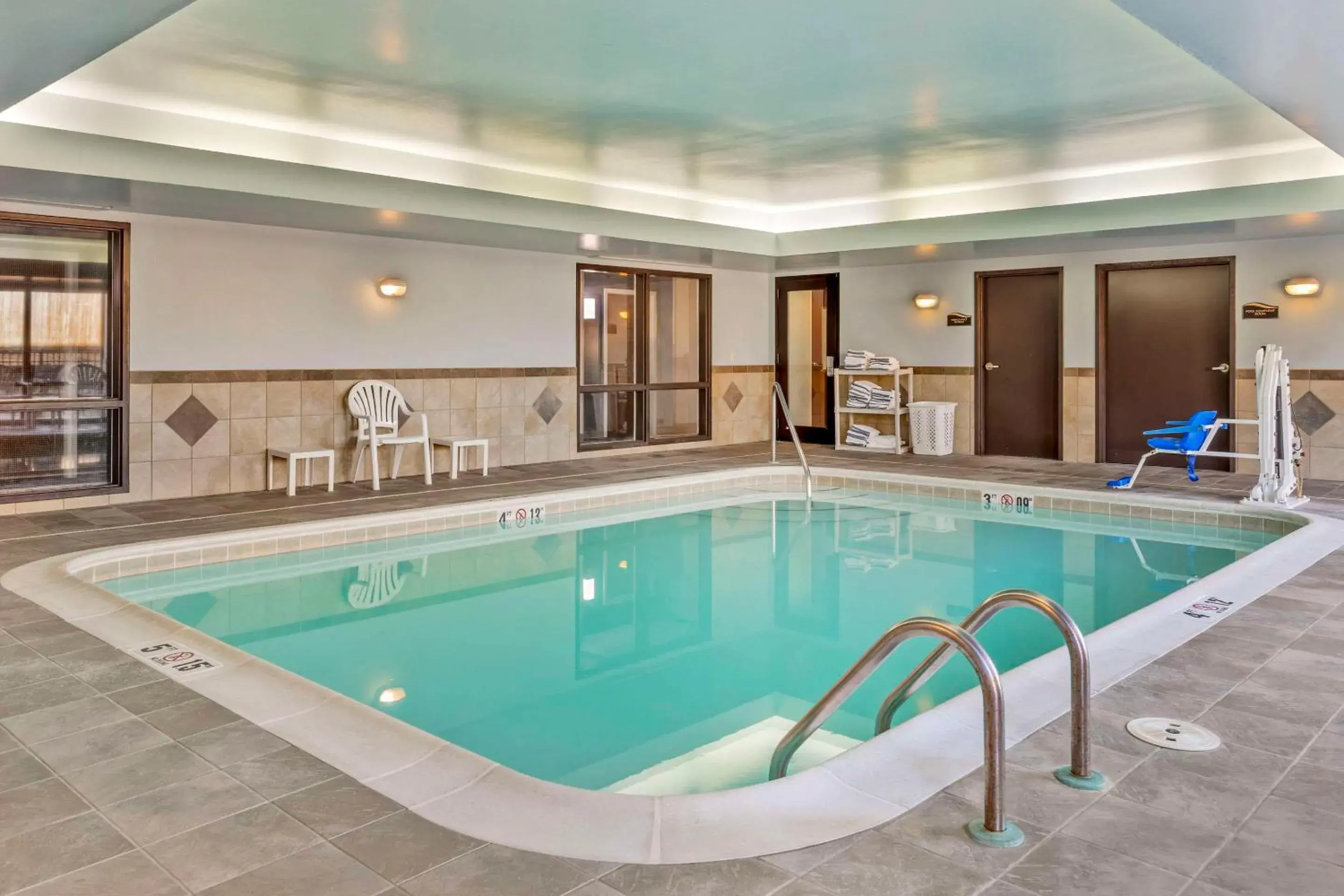 Swimming pool in Comfort Suites Whitsett - Greensboro East Swimming pool in Comfort Suites Whitsett - Greensboro East