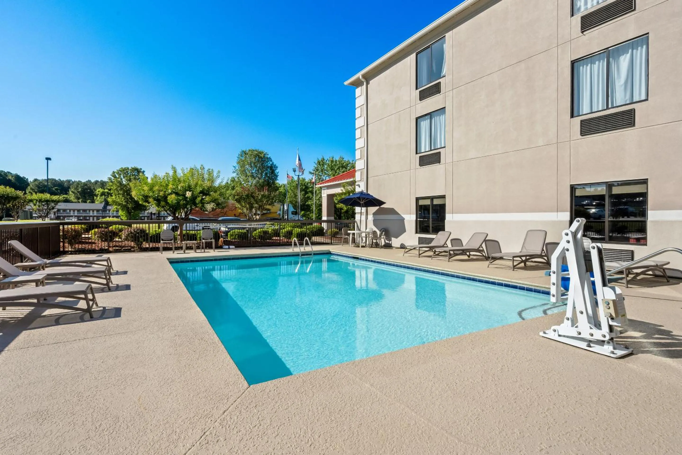 Swimming pool in Comfort Inn & Suites Oxford South