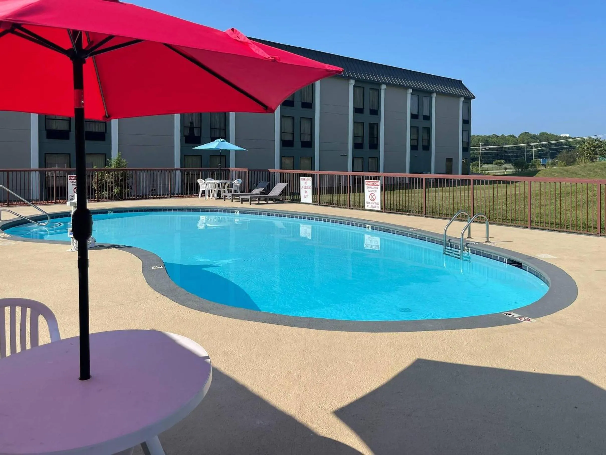 Swimming pool in Quality Inn & Suites Lexington South