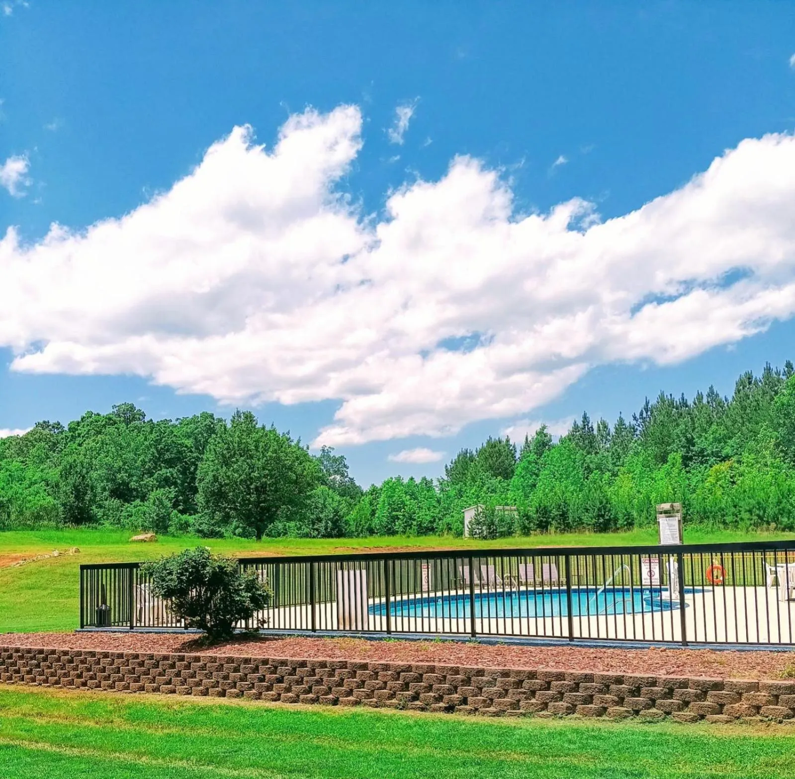 Swimming pool in Quality Inn & Suites Lexington South