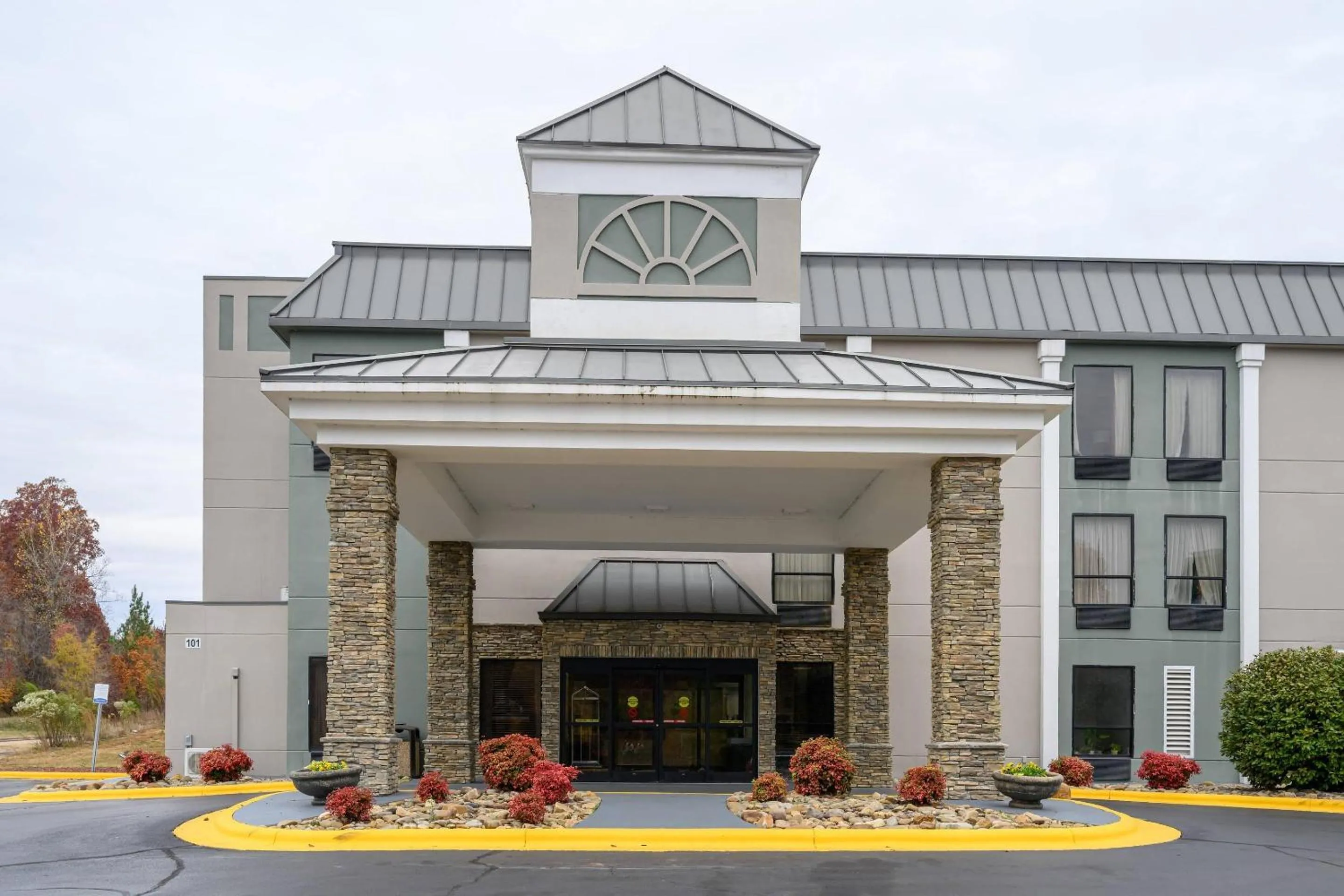 Property building in Quality Inn & Suites Lexington South