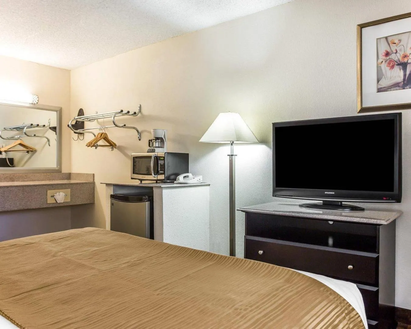 Bedroom, Bed in Quality Inn & Suites Coliseum