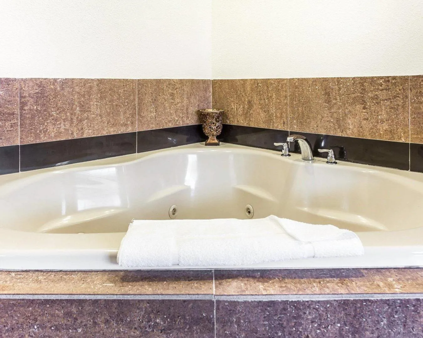 Bedroom in Quality Inn & Suites Coliseum