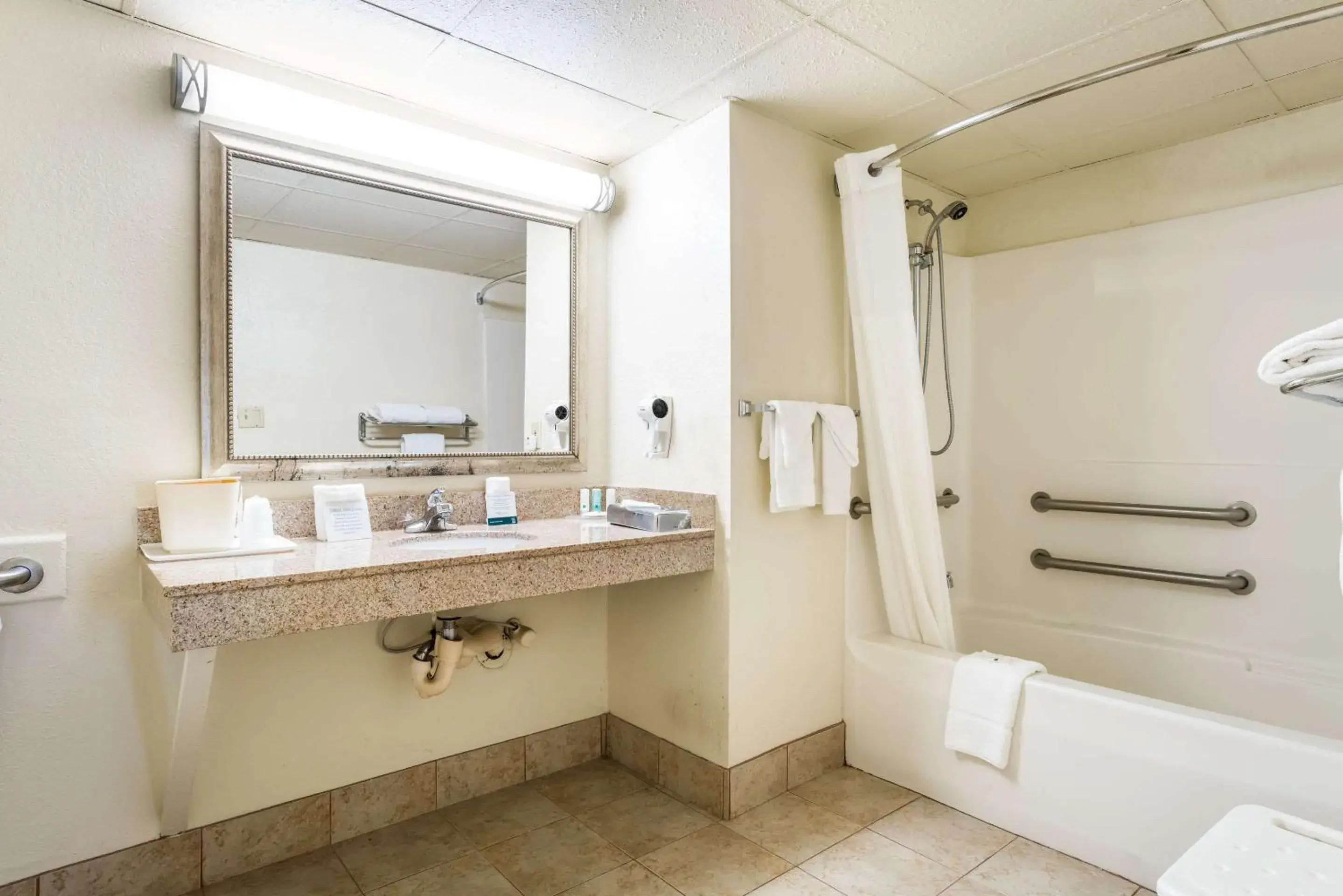 Bathroom in Quality Inn North Bathroom in Quality Inn North