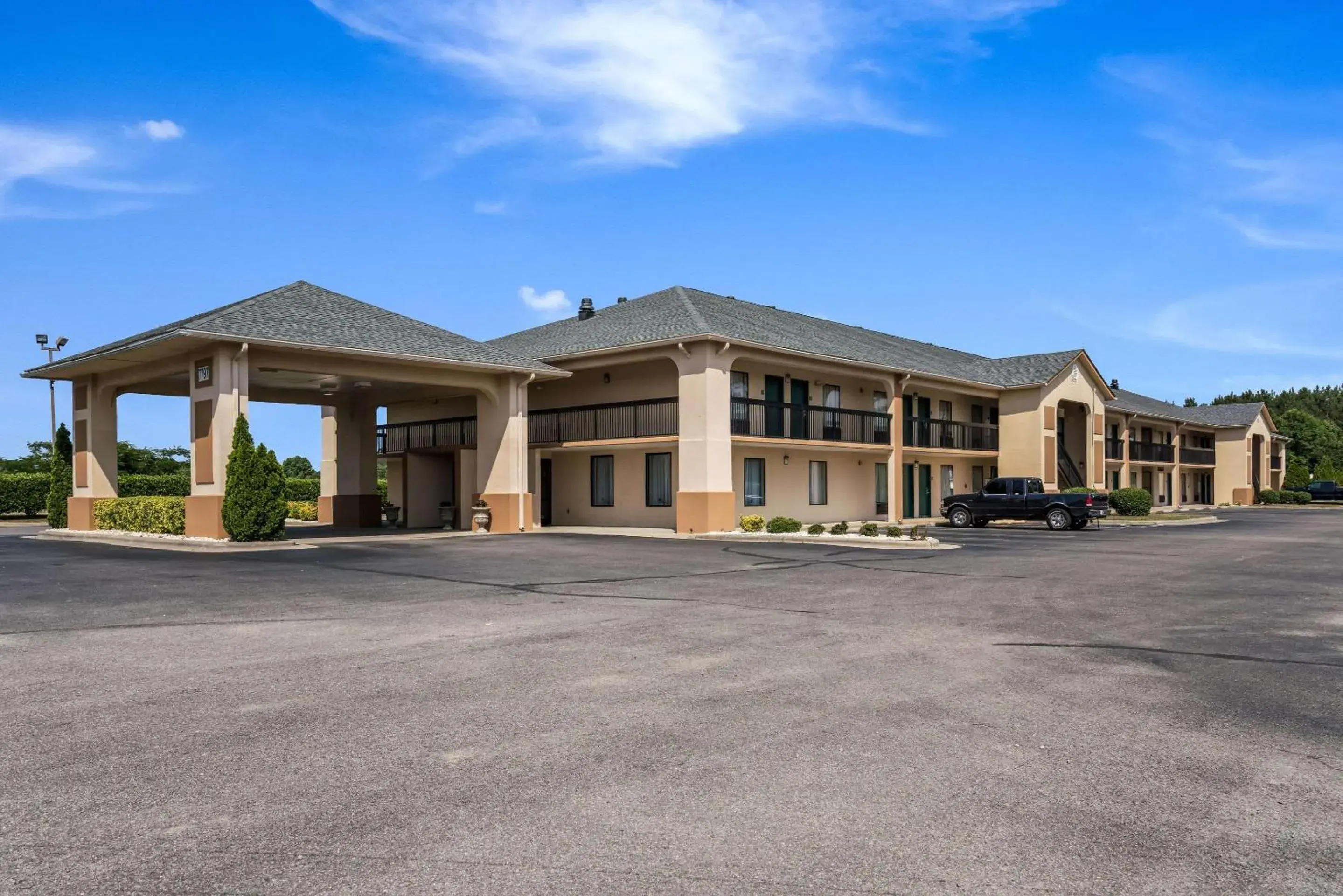 Property building in Quality Inn North Property building in Quality Inn North