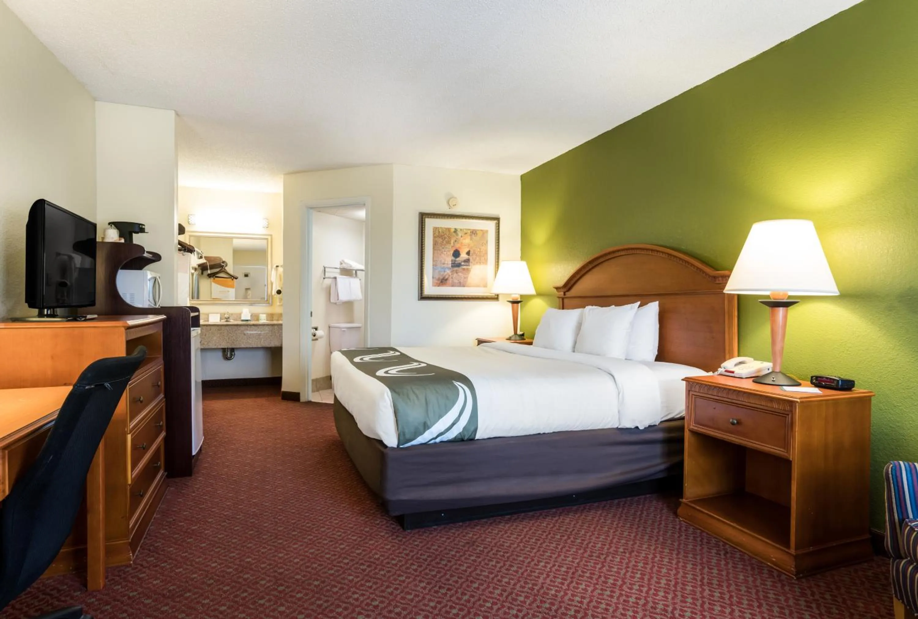 Bed in Quality Inn North