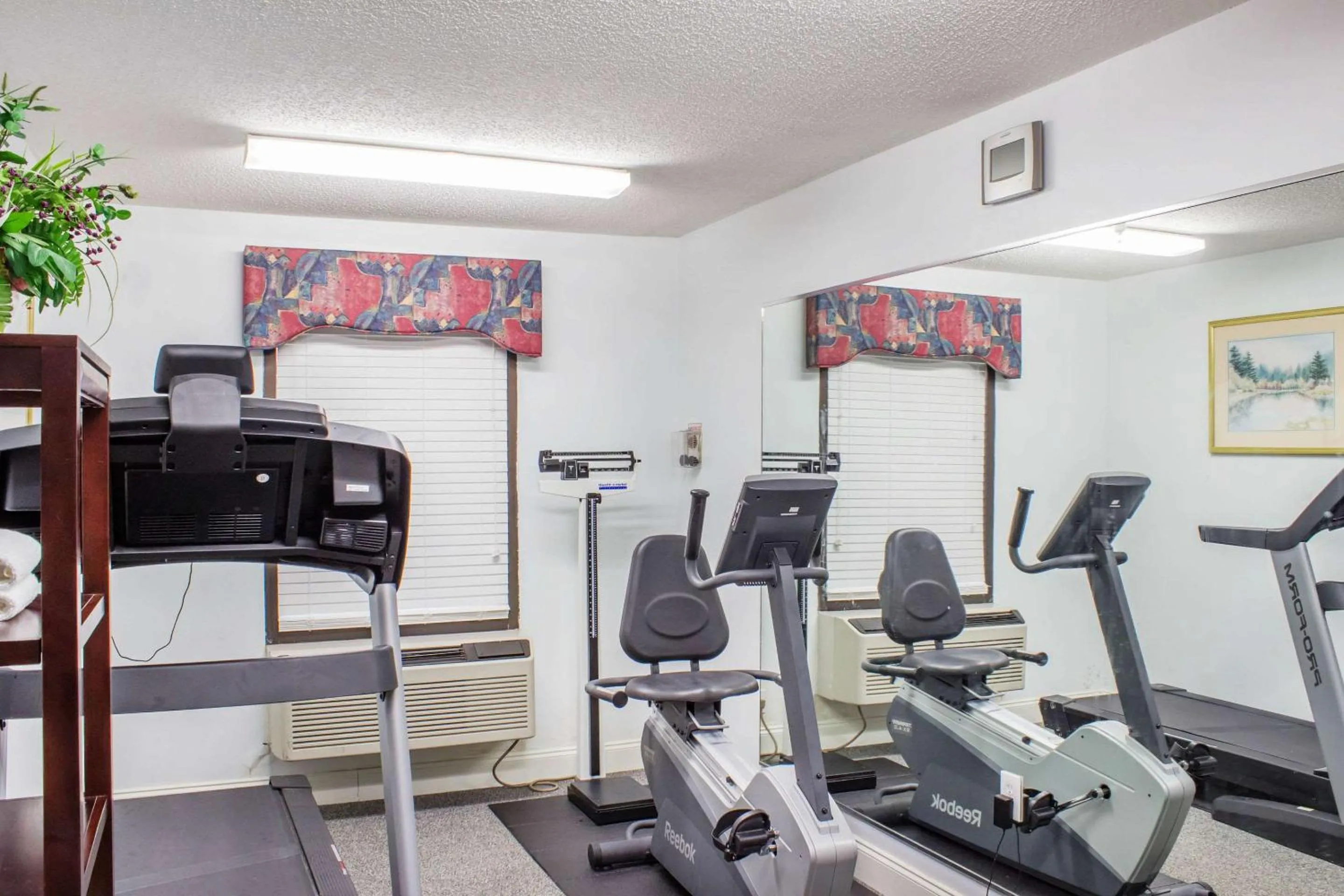Fitness centre/facilities in Econo Lodge Raleigh near Walnut Creek Amphitheatre