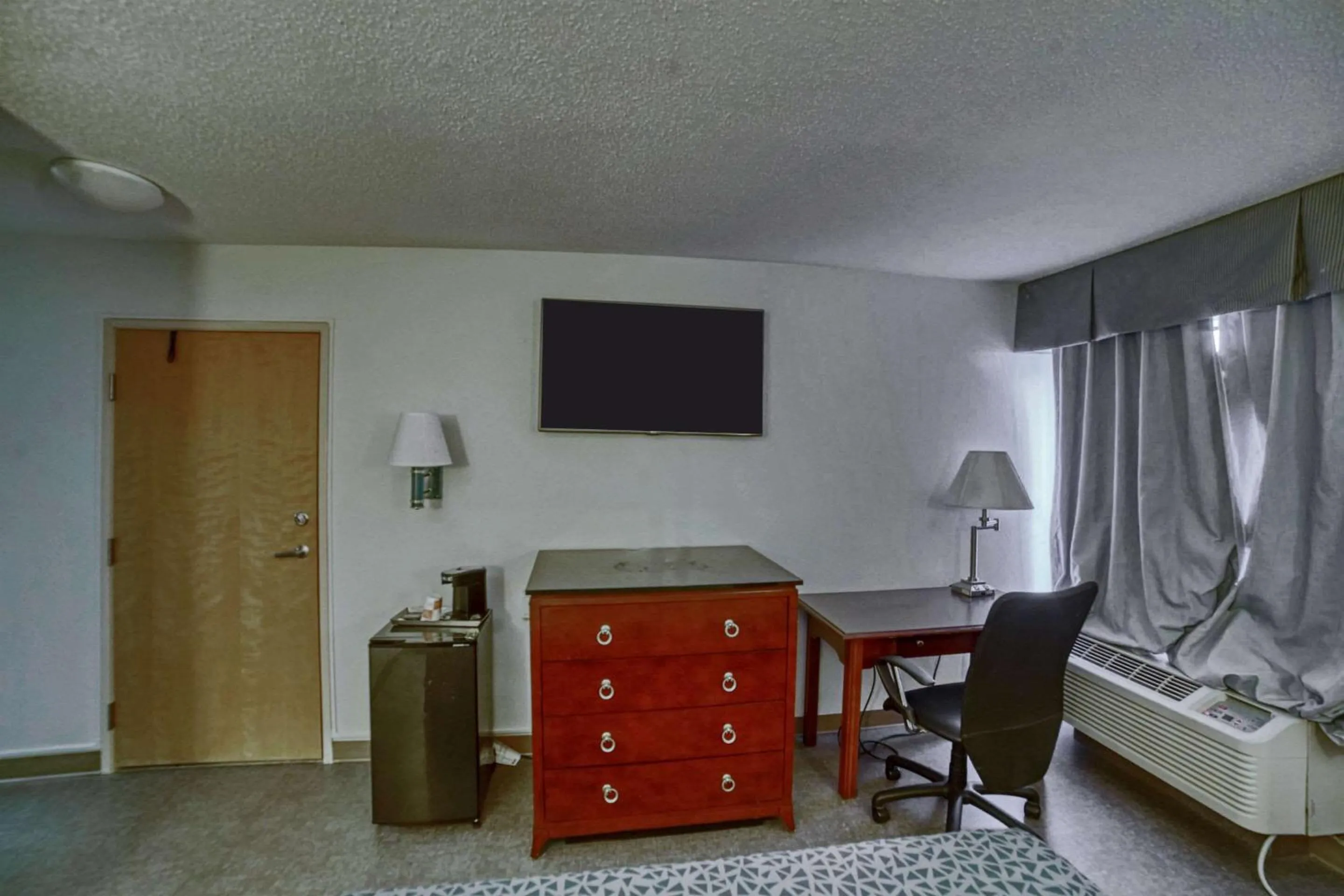 Bedroom, Bed in Econo Lodge Raleigh near Walnut Creek Amphitheatre