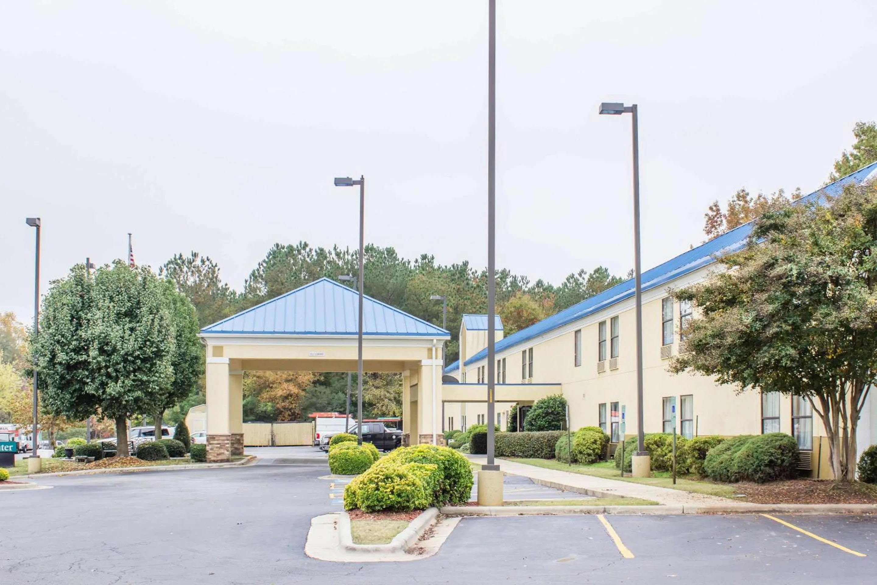 Property building in Econo Lodge Raleigh near Walnut Creek Amphitheatre
