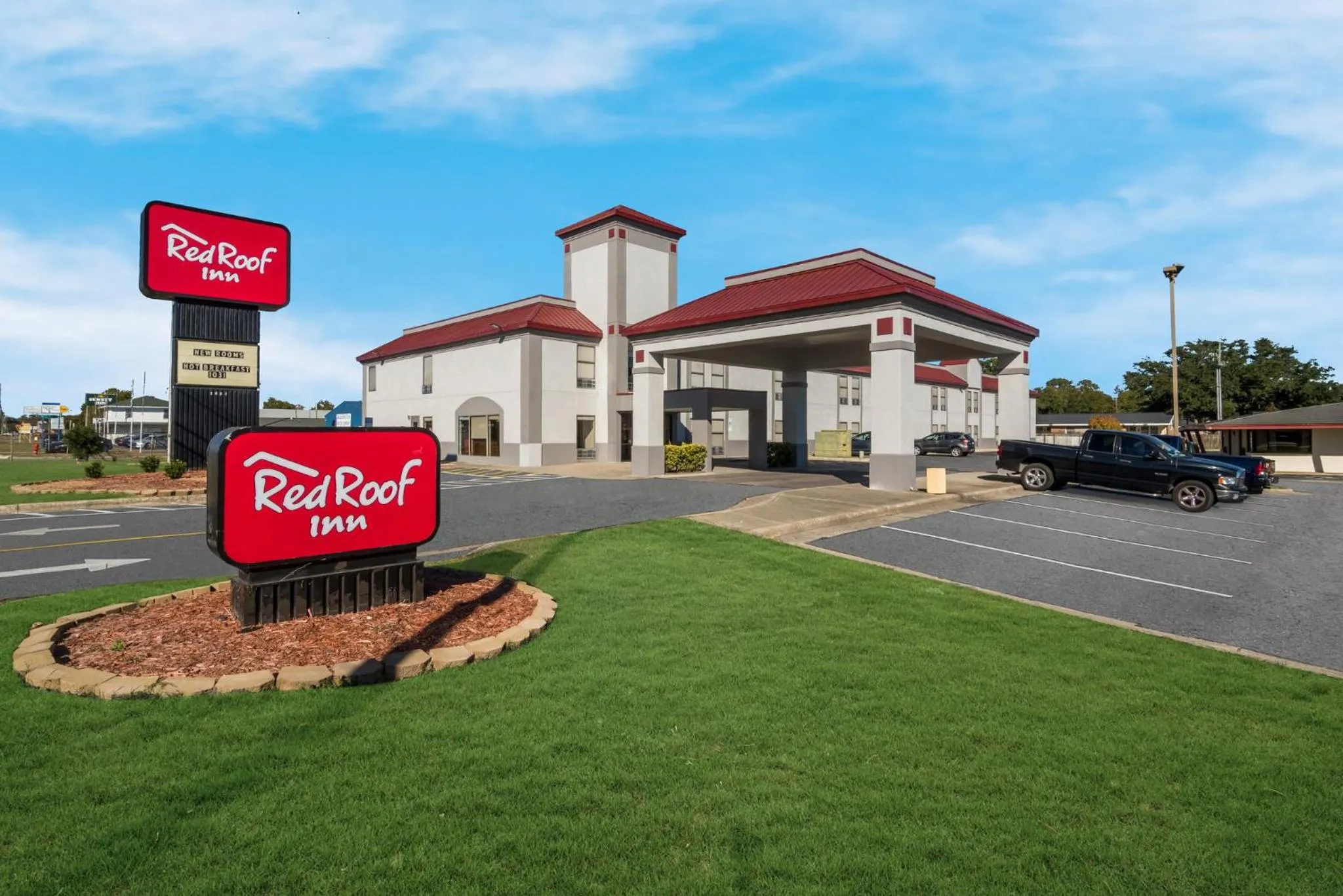 Property building in Red Roof Inn Washington, NC