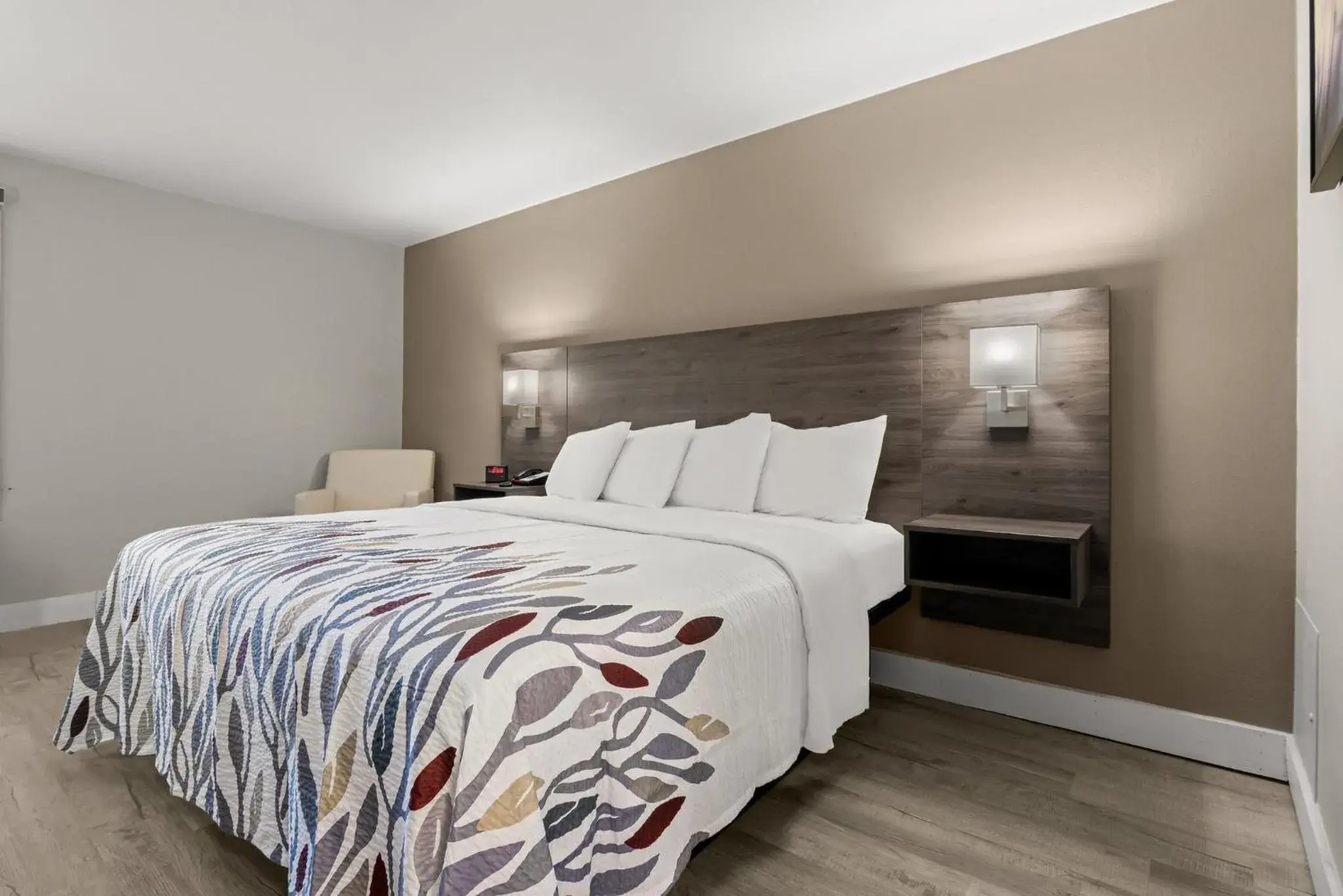 Bedroom, Bed in Red Roof Inn Washington, NC Bedroom, Bed in Red Roof Inn Washington, NC