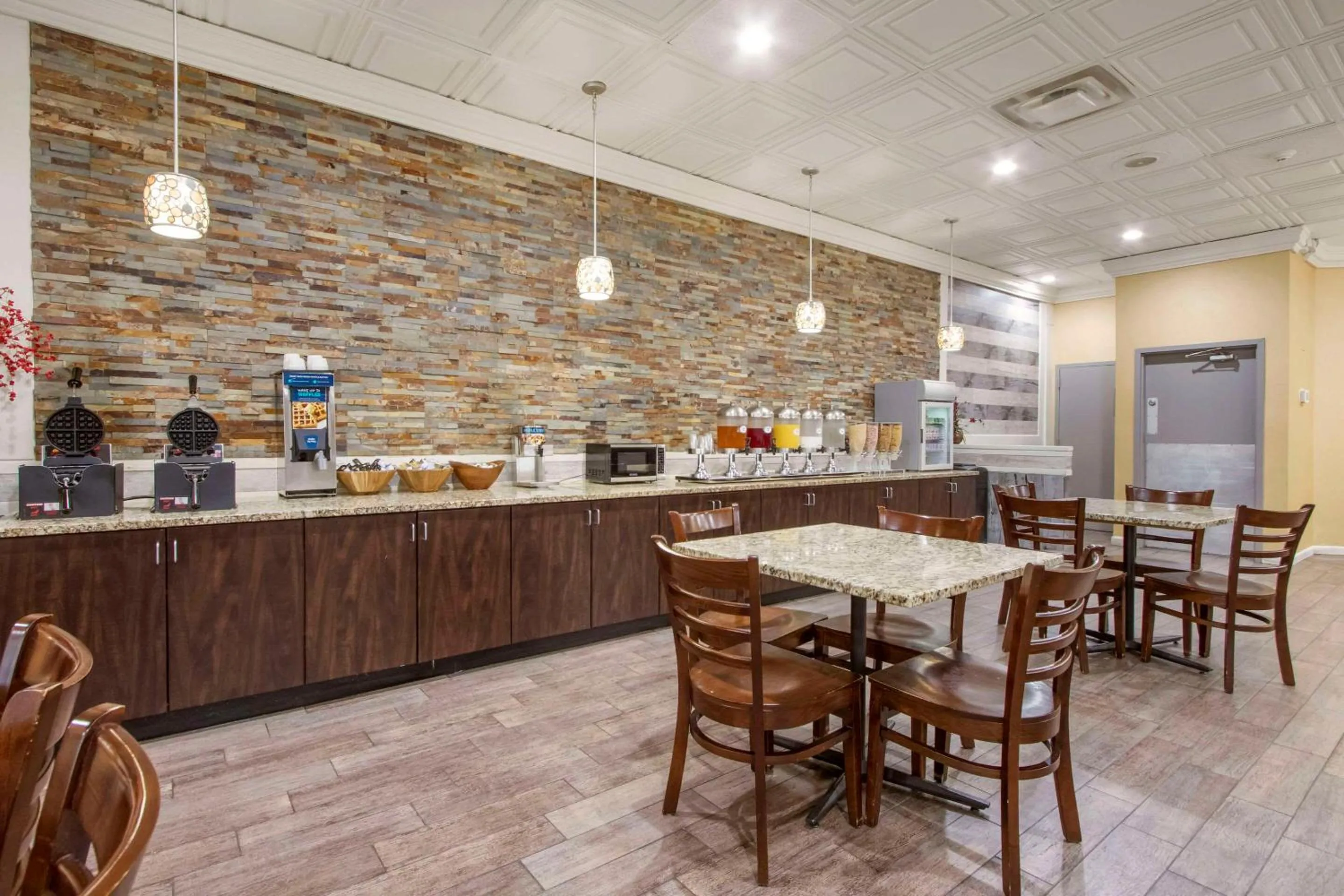 Breakfast in Clarion Inn Asheville Airport