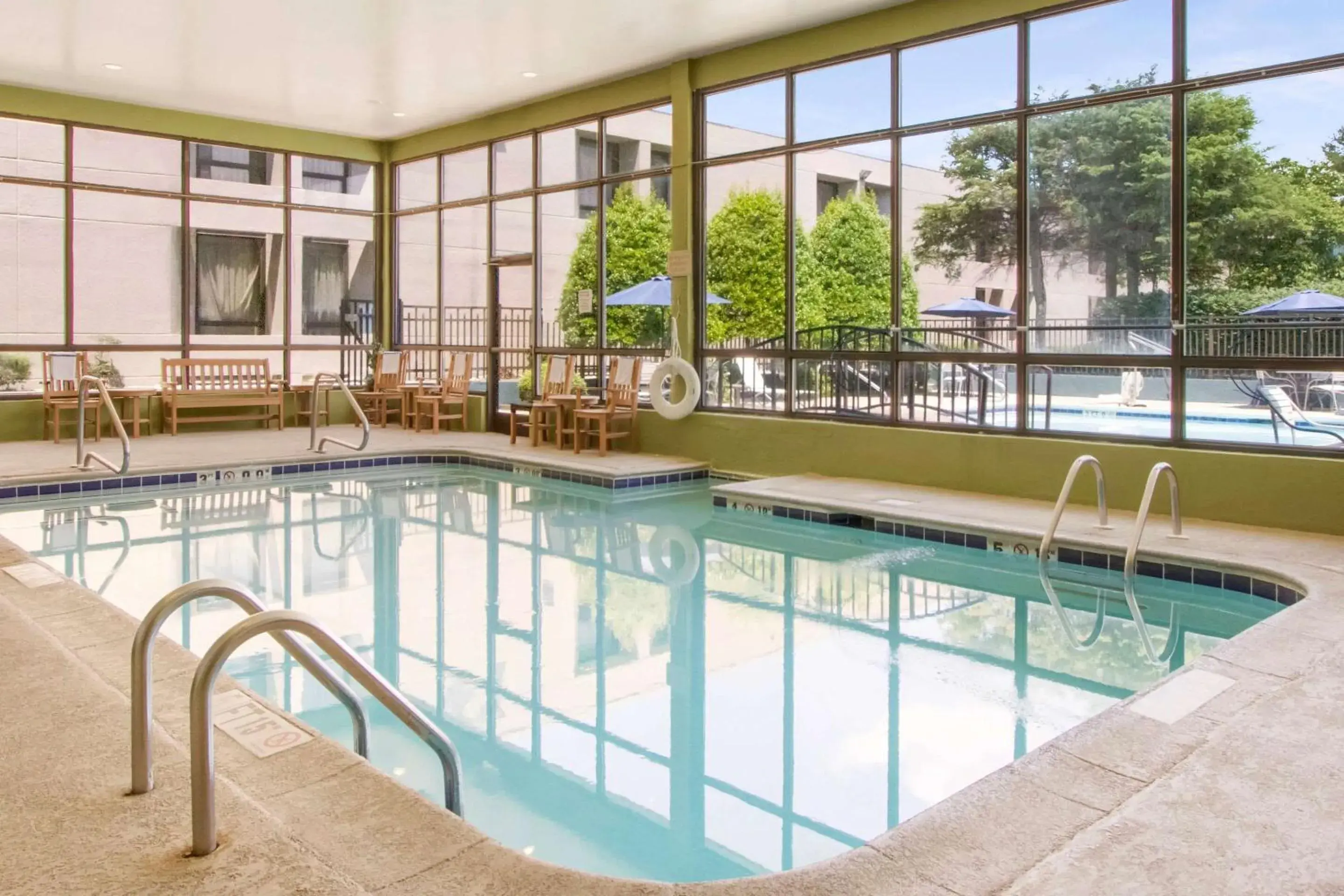 Swimming Pool in Clarion Inn Asheville Airport