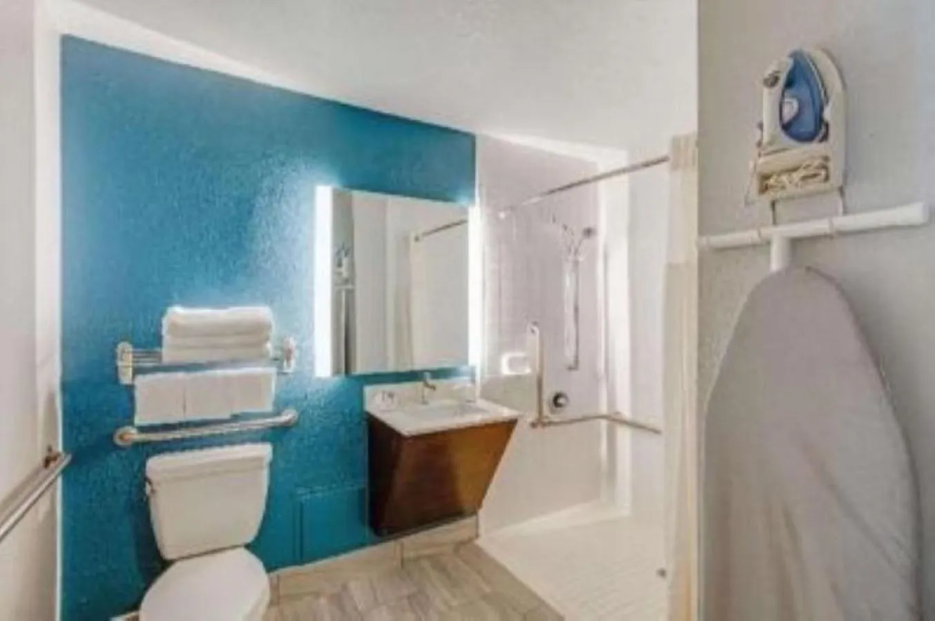 Bathroom in Clarion Inn Asheville Airport