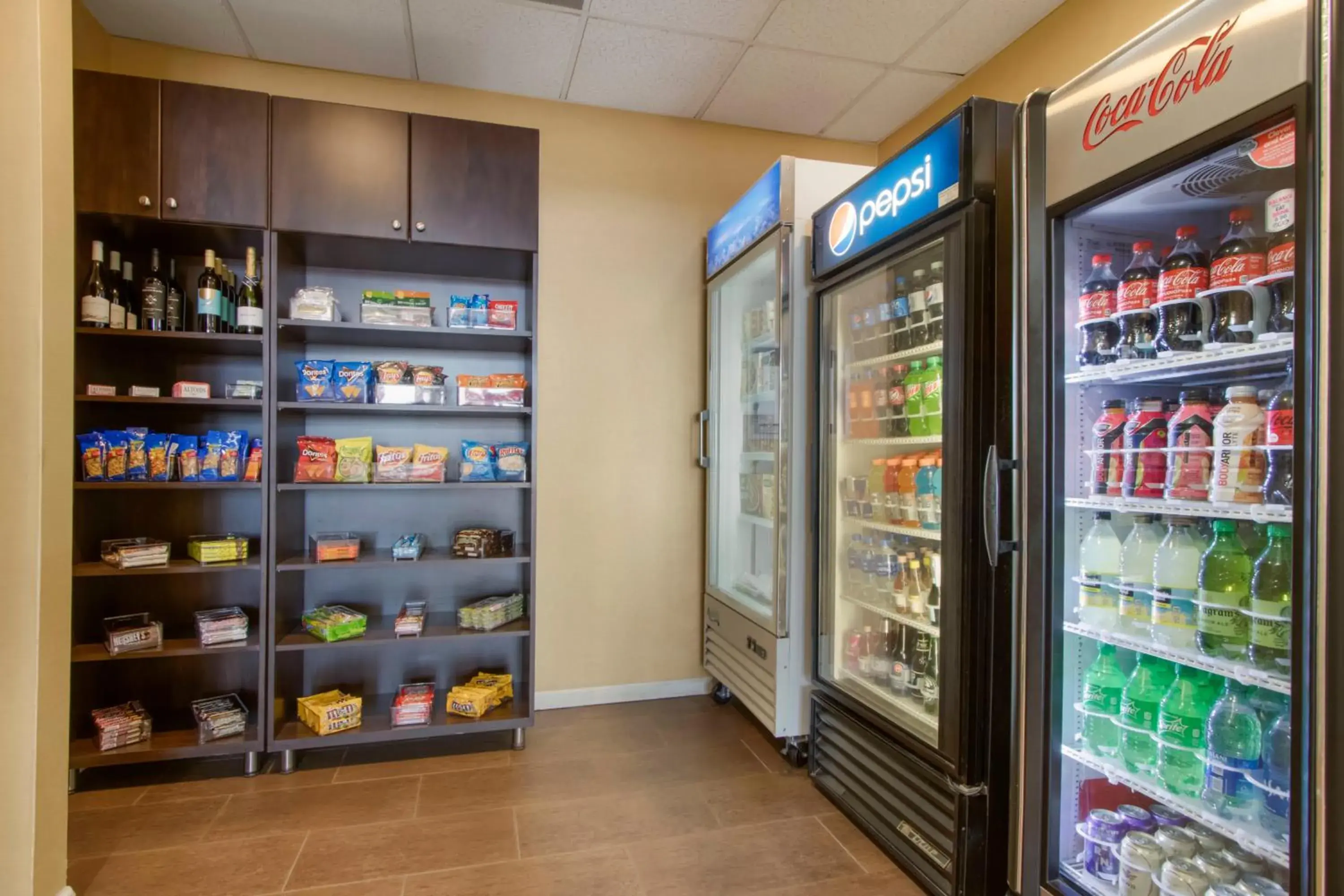 vending machine, Supermarket/Shops in Clarion Inn Asheville Airport