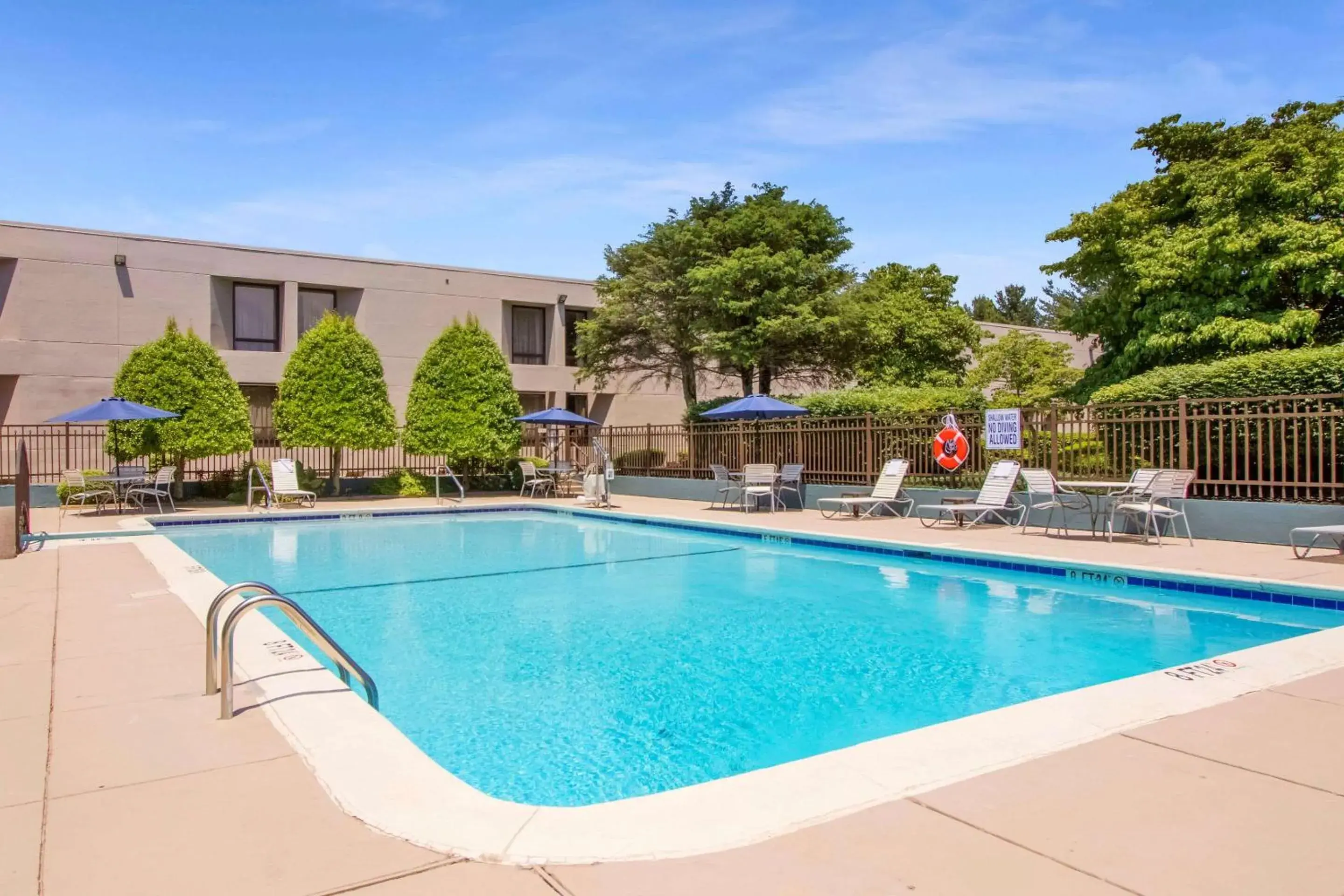 Swimming pool, Property Building in Clarion Inn Asheville Airport