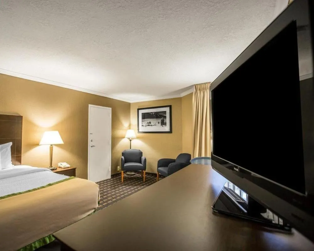 Bed in Clarion Inn Asheville Airport