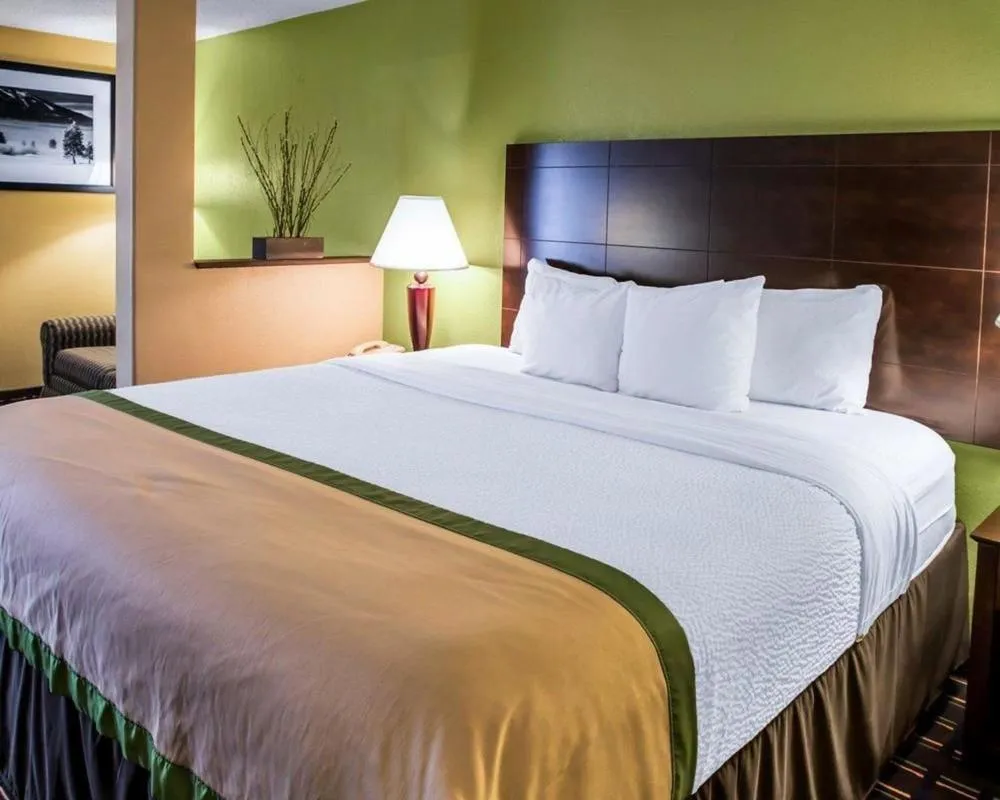 Bed in Clarion Inn Asheville Airport