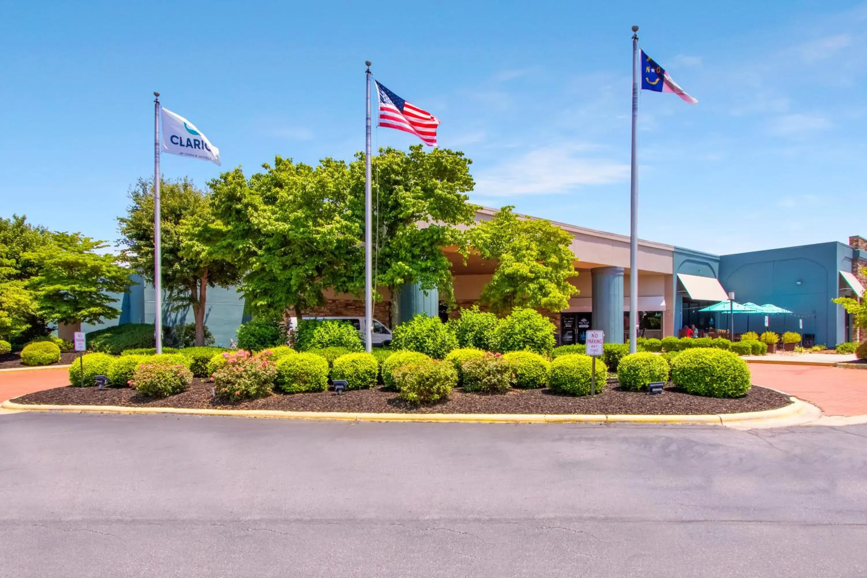 Facade/entrance, Property Building in Clarion Inn Asheville Airport