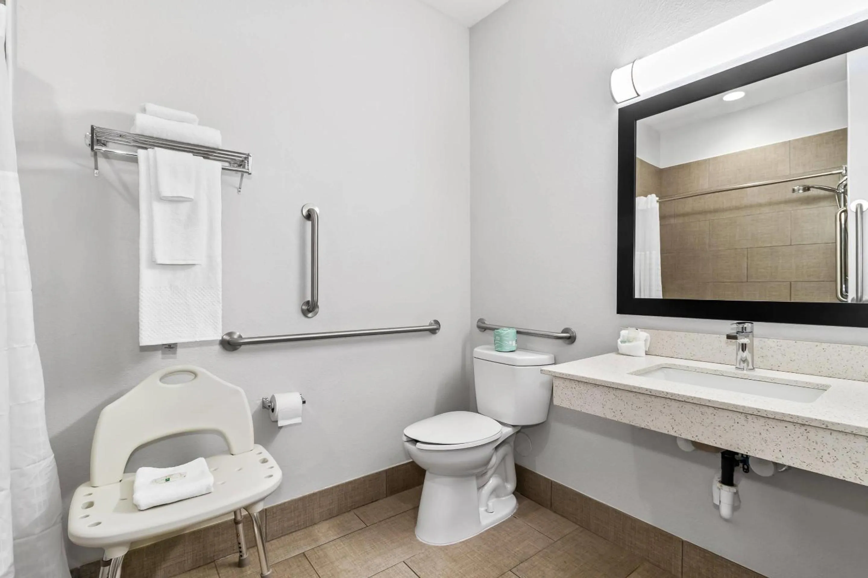 Bedroom in Quality Inn Shallotte near Ocean Isle Beach