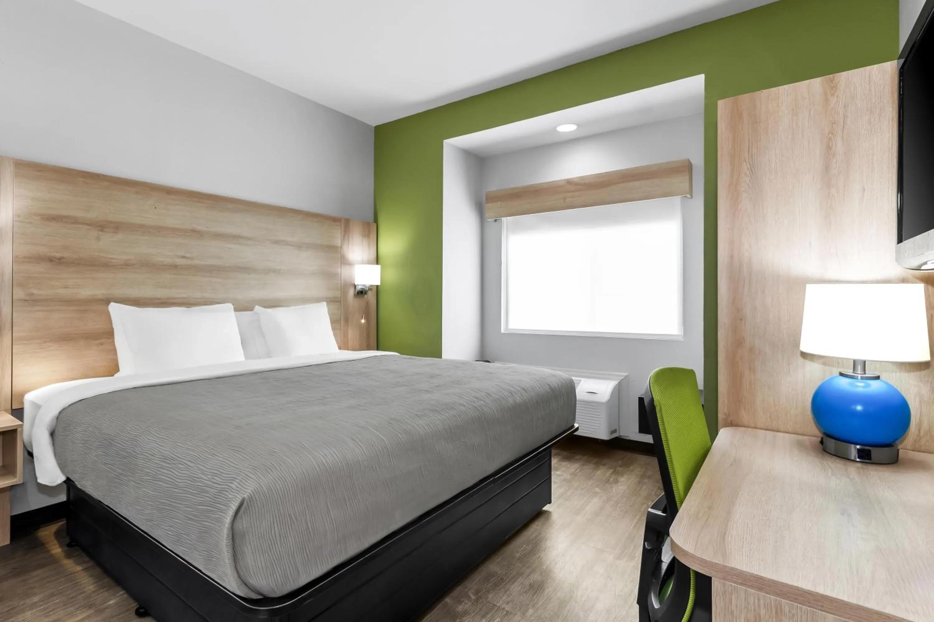 Guests, Bed in Quality Inn Shallotte near Ocean Isle Beach