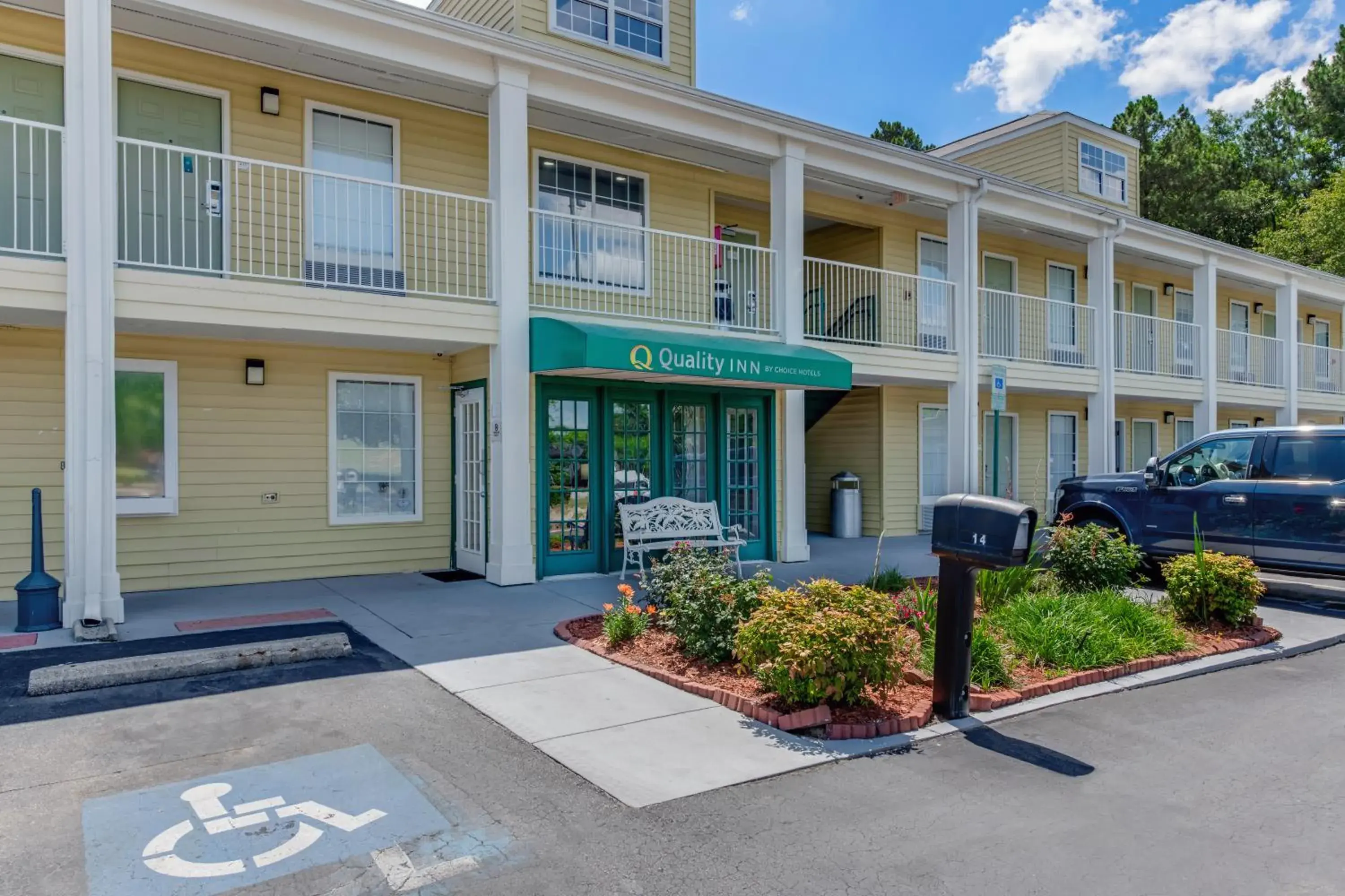 Property building in Quality Inn Laurinburg Property building in Quality Inn Laurinburg