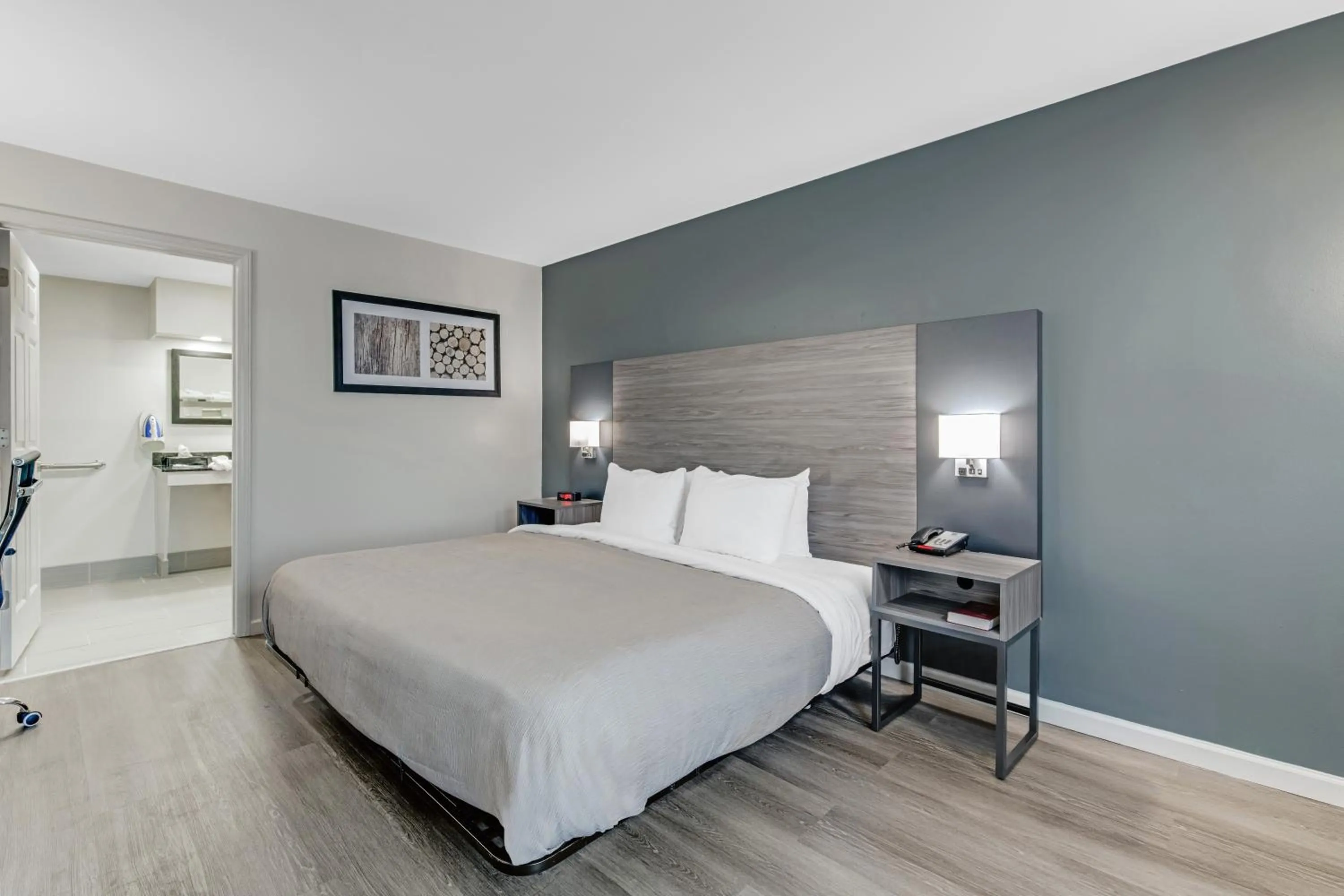 Photo of the whole room, Bed in Quality Inn Laurinburg