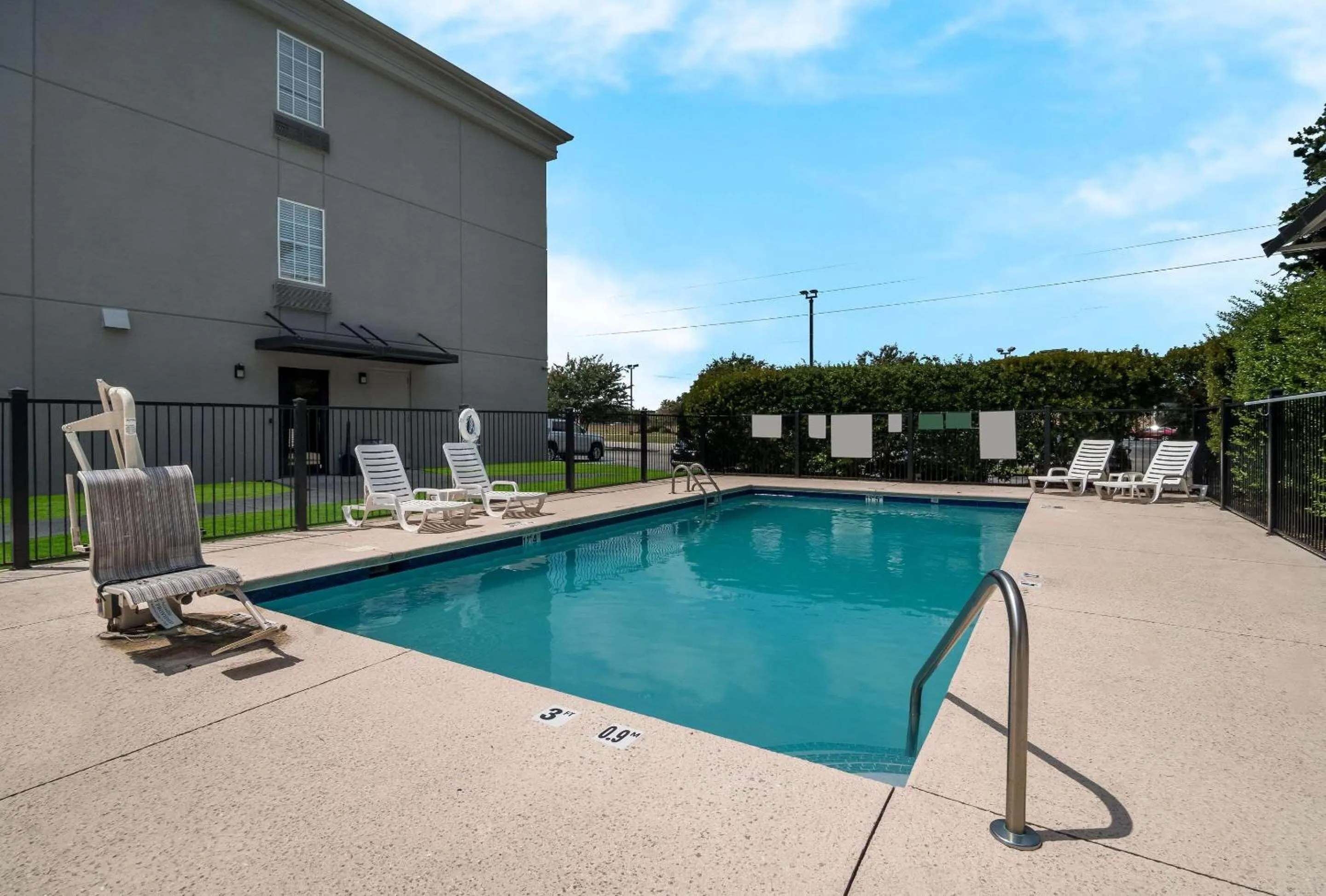Swimming pool in Quality Inn Goldsboro