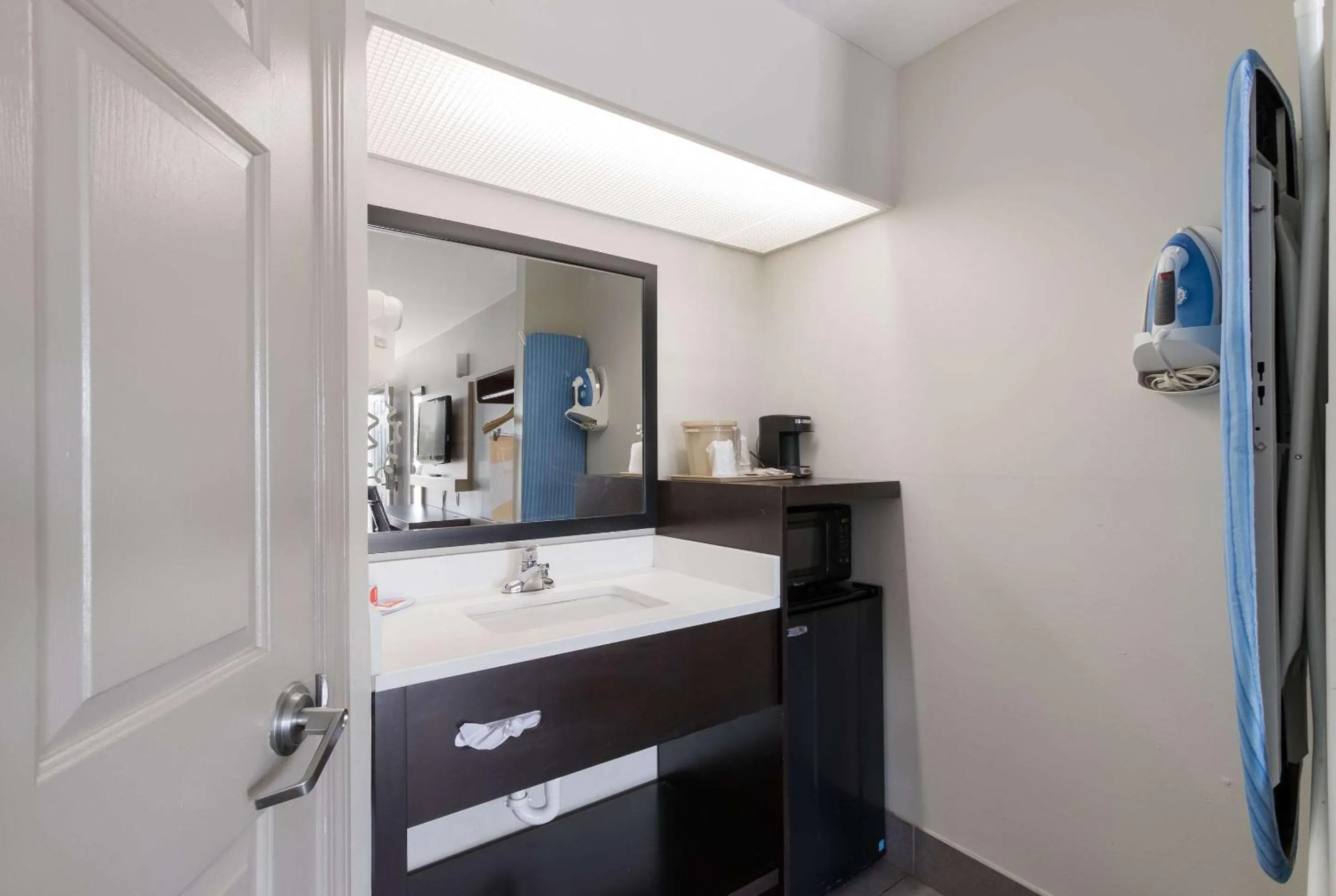 Bathroom in Econo Lodge Greenville near University