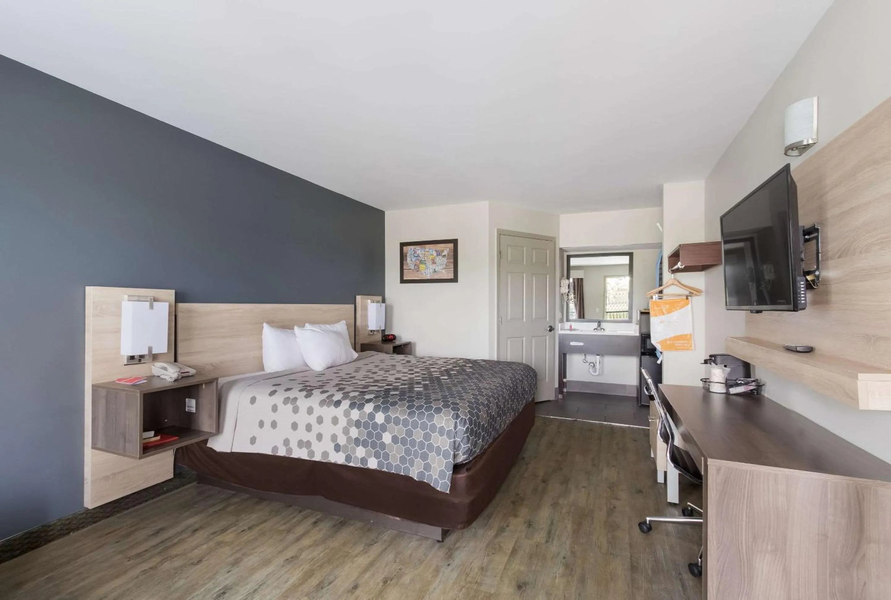 Bedroom, Bed in Econo Lodge Greenville near University