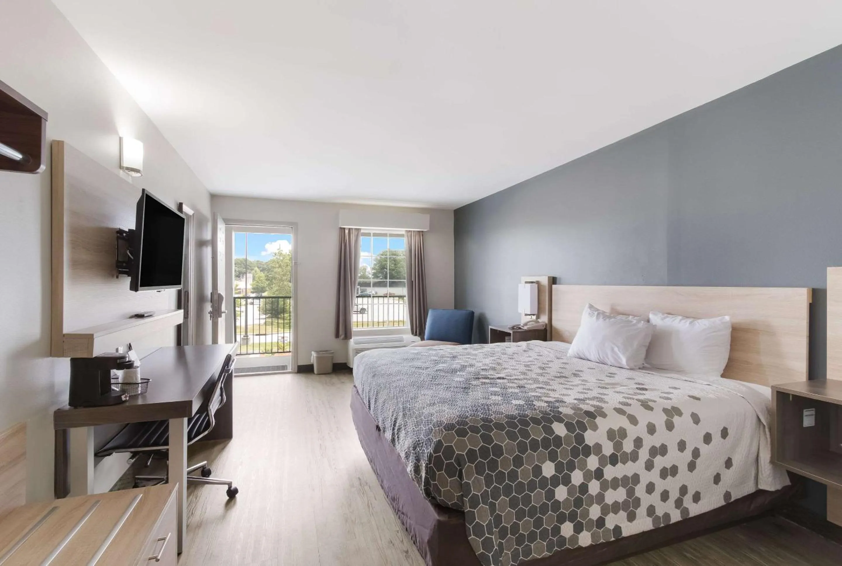 Bedroom, Bed in Econo Lodge Greenville near University