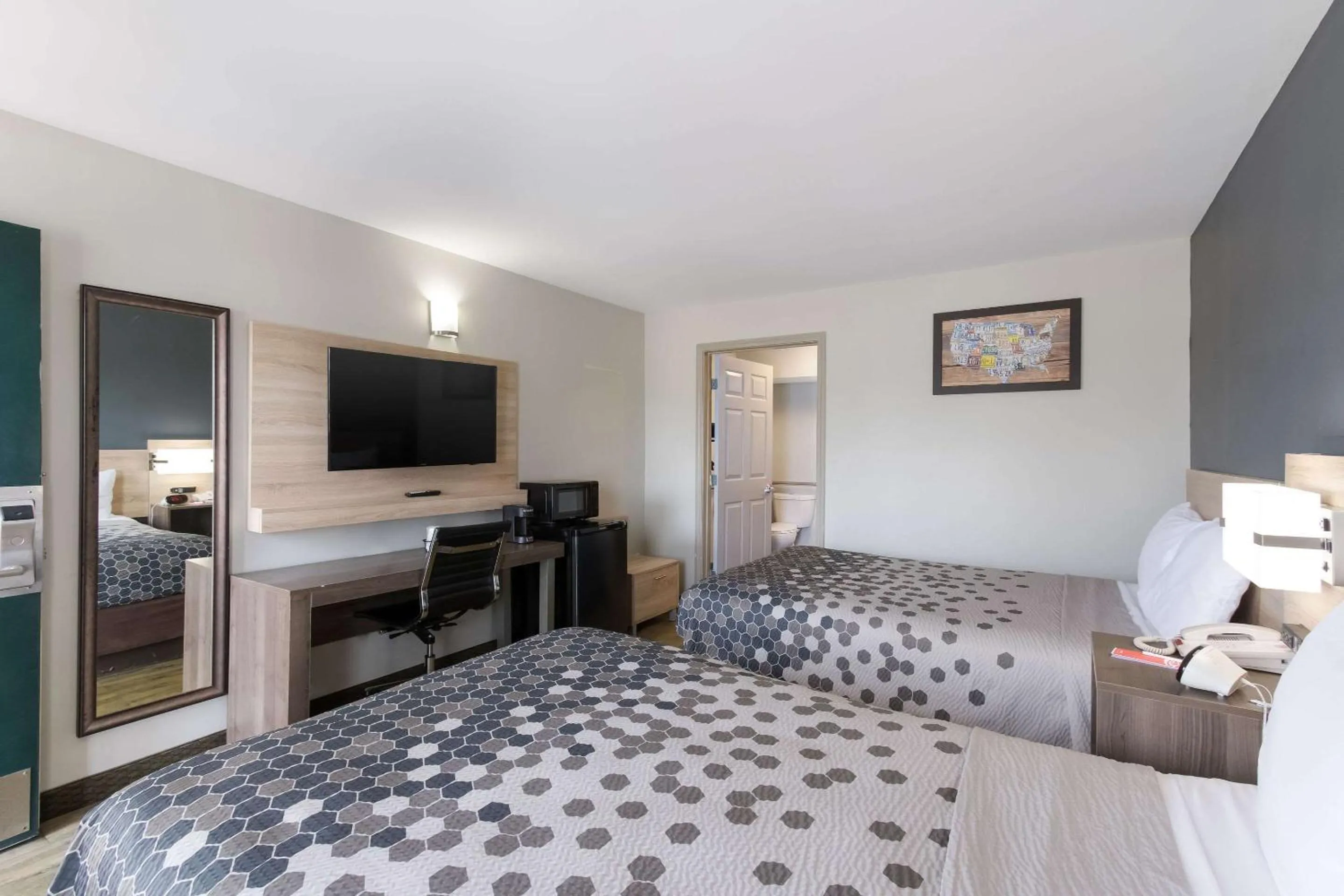 Bedroom, Bed in Econo Lodge Greenville near University